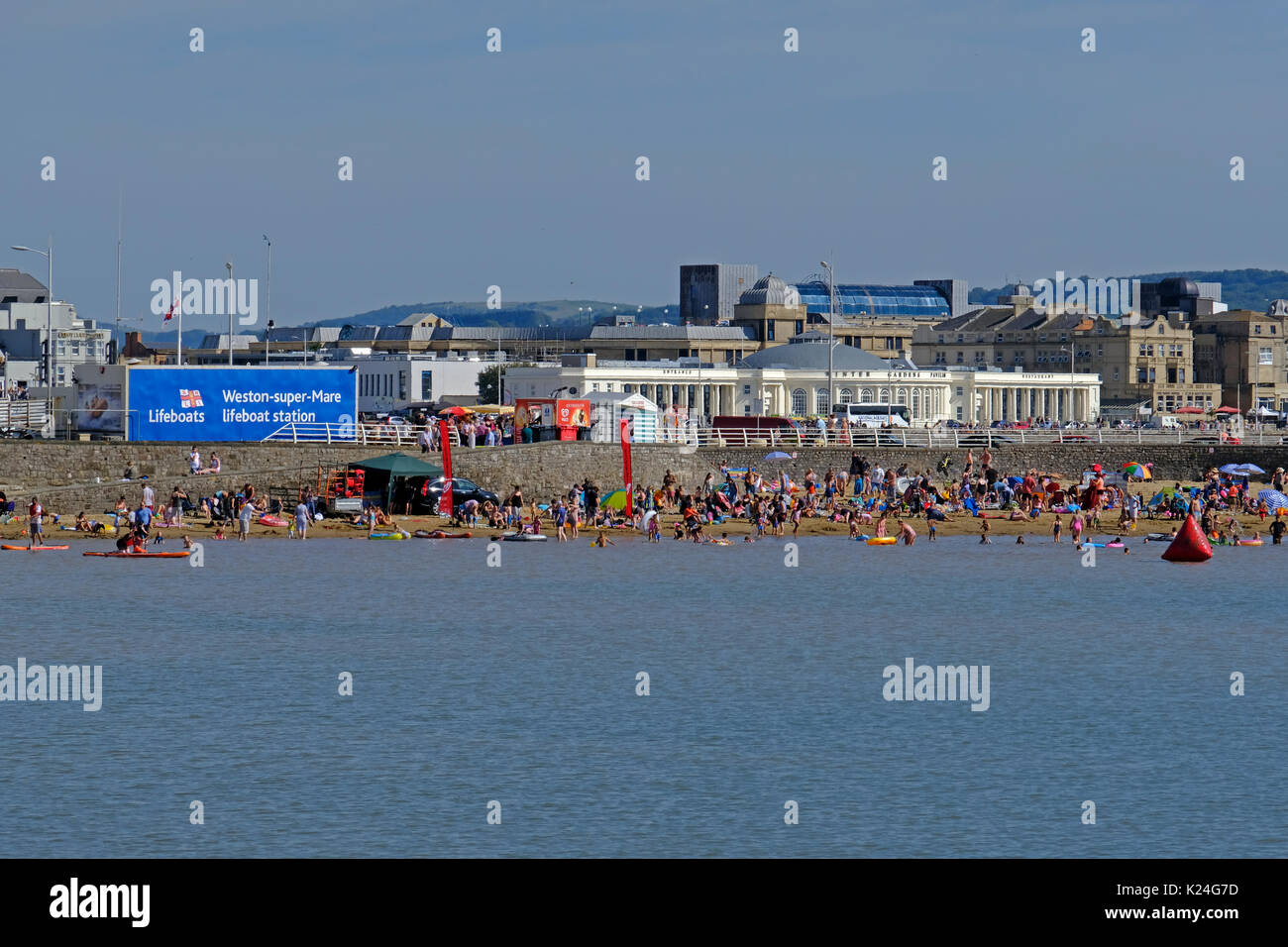 WestonsuperMare, UK. 28th August, 2017. UK weather crowds flock to