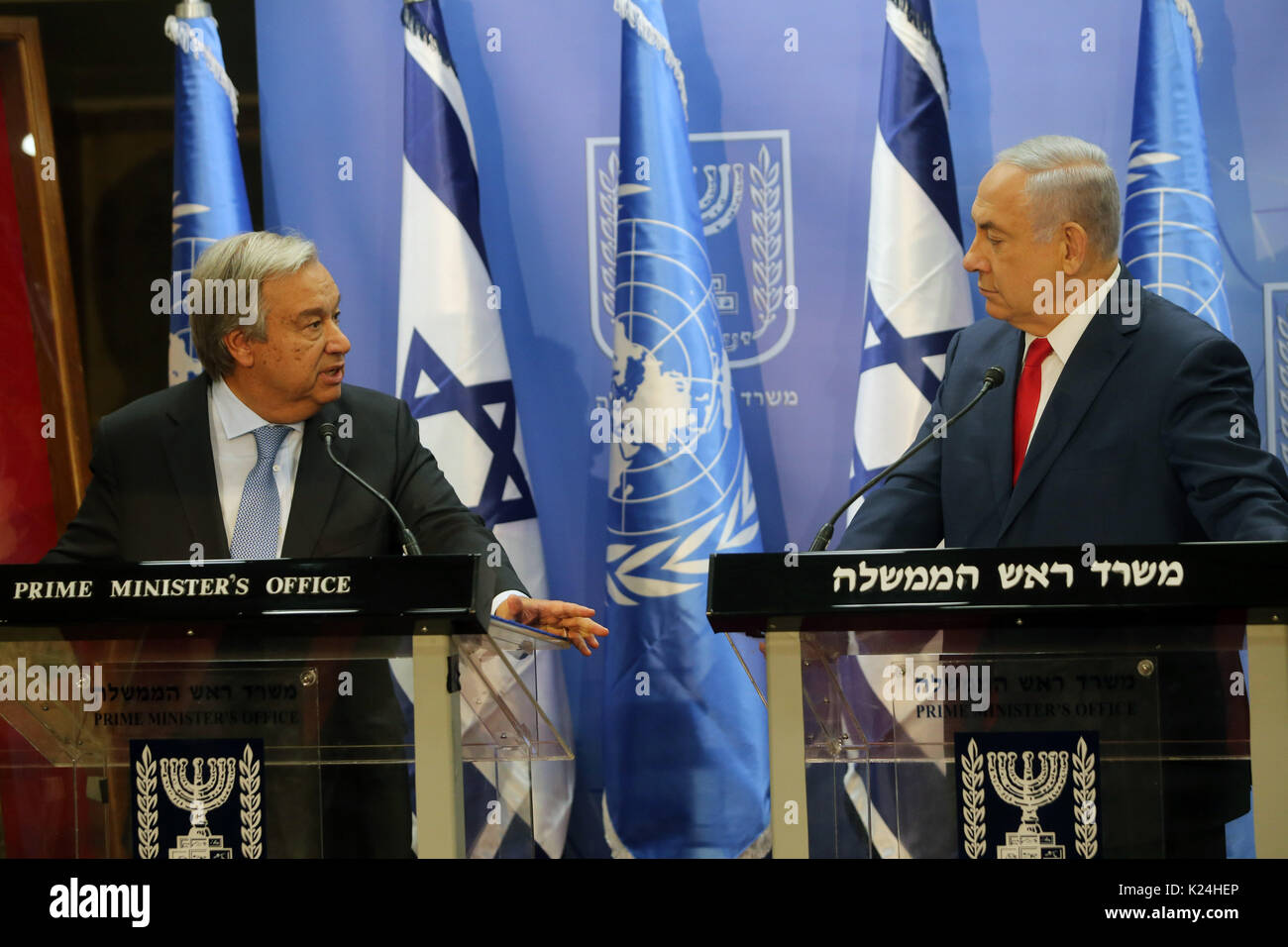 Jerusalem. 28th Aug, 2017. UN Secretary-General Antonio Guterres (L) meets with Israeli Prime Minister Benjamin Netanyahu in Jerusalem, on Aug. 28, 2017. Credit: JINI/Xinhua/Alamy Live News Stock Photo