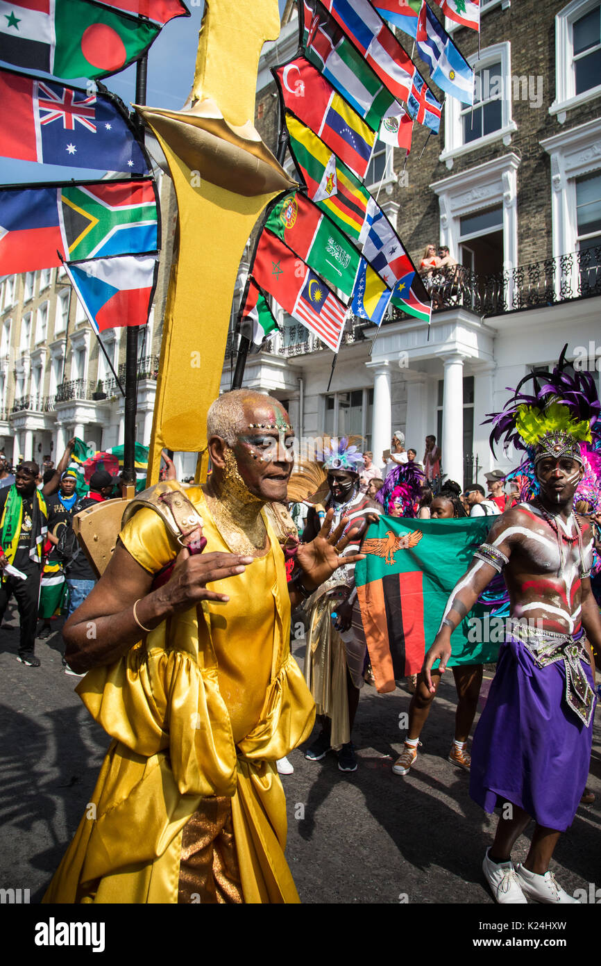 Signora giovane al carnevale di Notting Hill indossando occhiali da sole  con la bandiera giamaicana Foto stock - Alamy