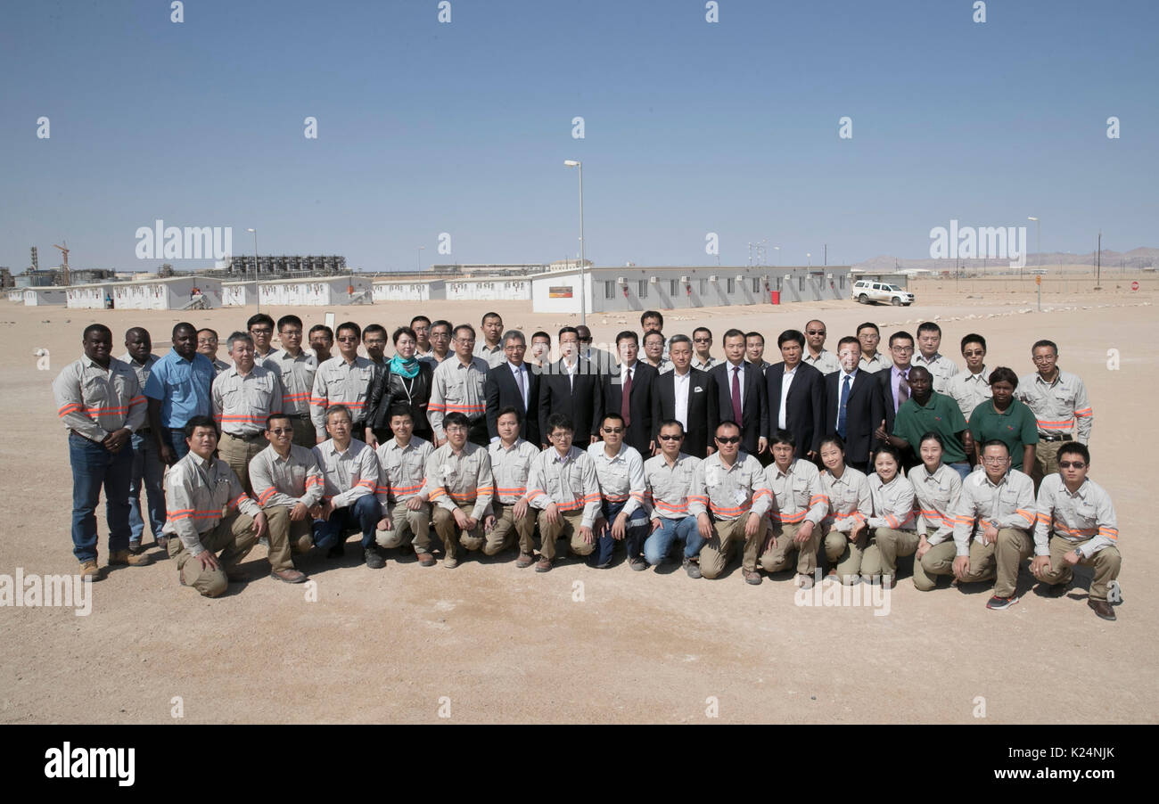 Windhoek, Namibia. 27th Aug, 2017. Chinese Vice Premier Zhang Gaoli (C) poses for a group photo with Chinese and Namibian workers while visiting Husab Uranium Mine, a Chinese-invested project, in Namibia, Aug. 27, 2017. Credit: Gao Jie/Xinhua/Alamy Live News Stock Photo