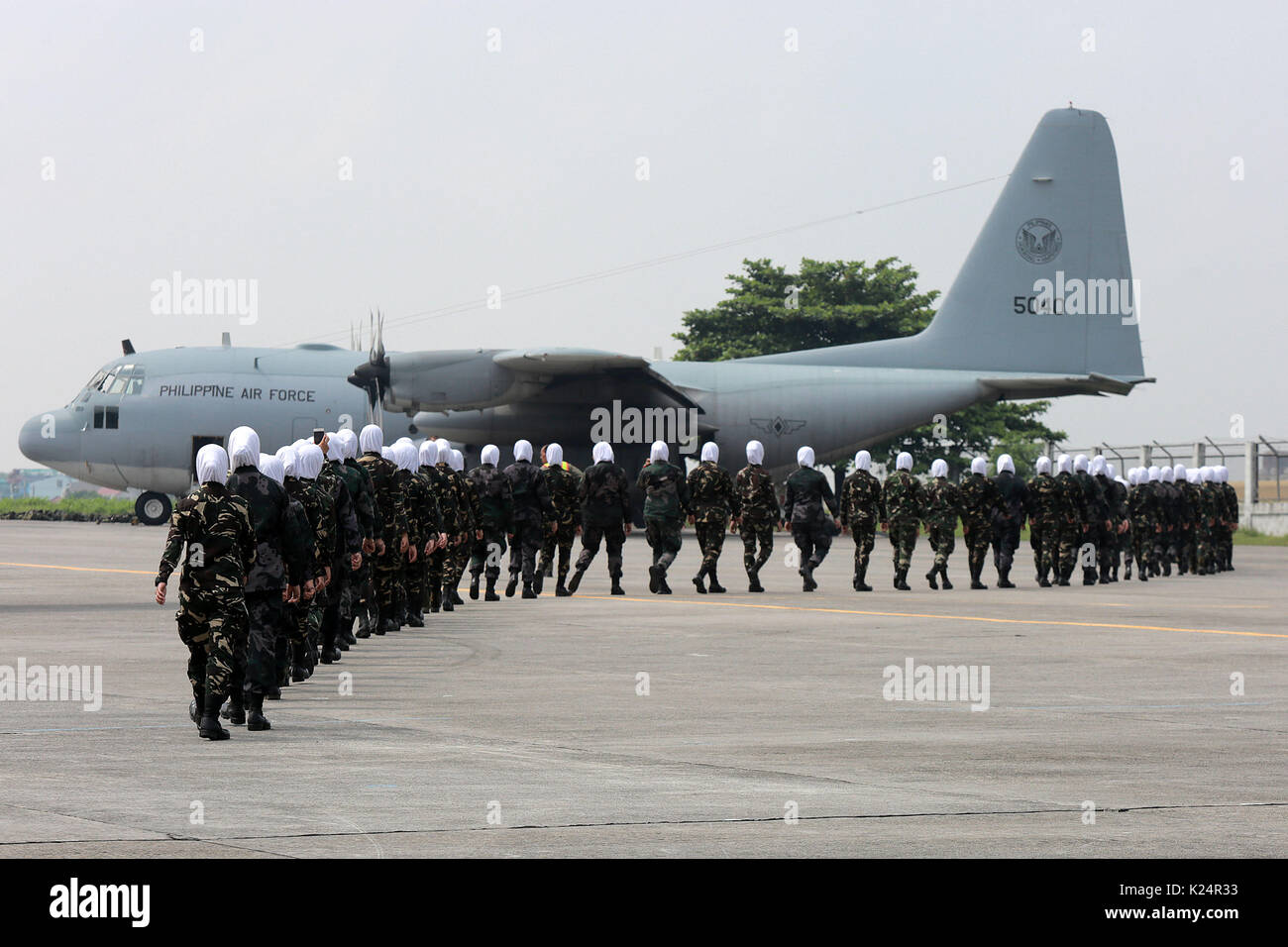 Pasay City. 29th Aug, 2017. Female members of the Armed Forces of the Philippines and the Philippine National Police walk to board a plane at the Villamor Air Base in Pasay City Aug. 29, 2017. The female troops will be sent to Marawi City in south Philippines. Credit: Rouelle Umali/Xinhua/Alamy Live News Stock Photo