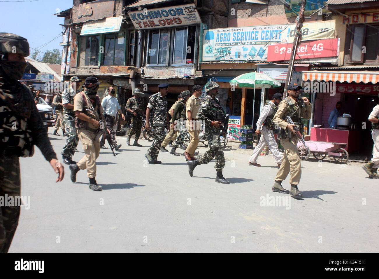 Anantnag, India. 28th Aug, 2017. Government forces arrive at the ...