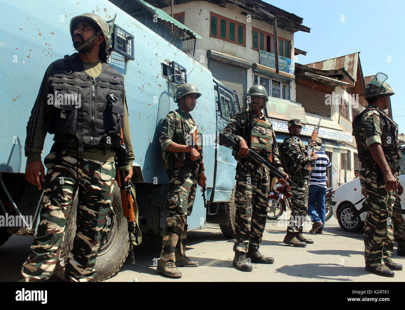Assistant gunman hi-res stock photography and images - Alamy