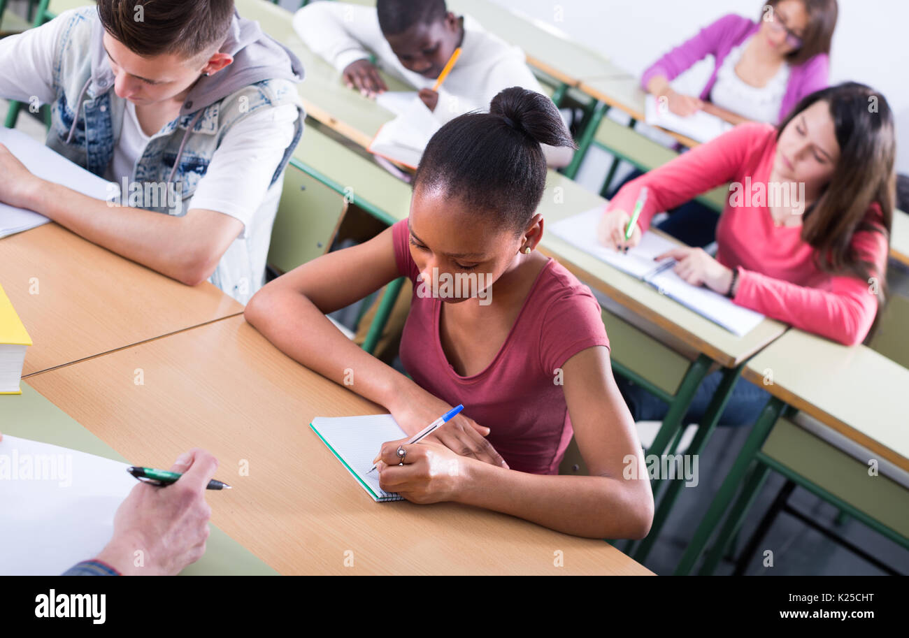 Образование учителя. Уроки английского языка для детей. Students in class. Занятия в языковой школе. Учительский энтузиазм.