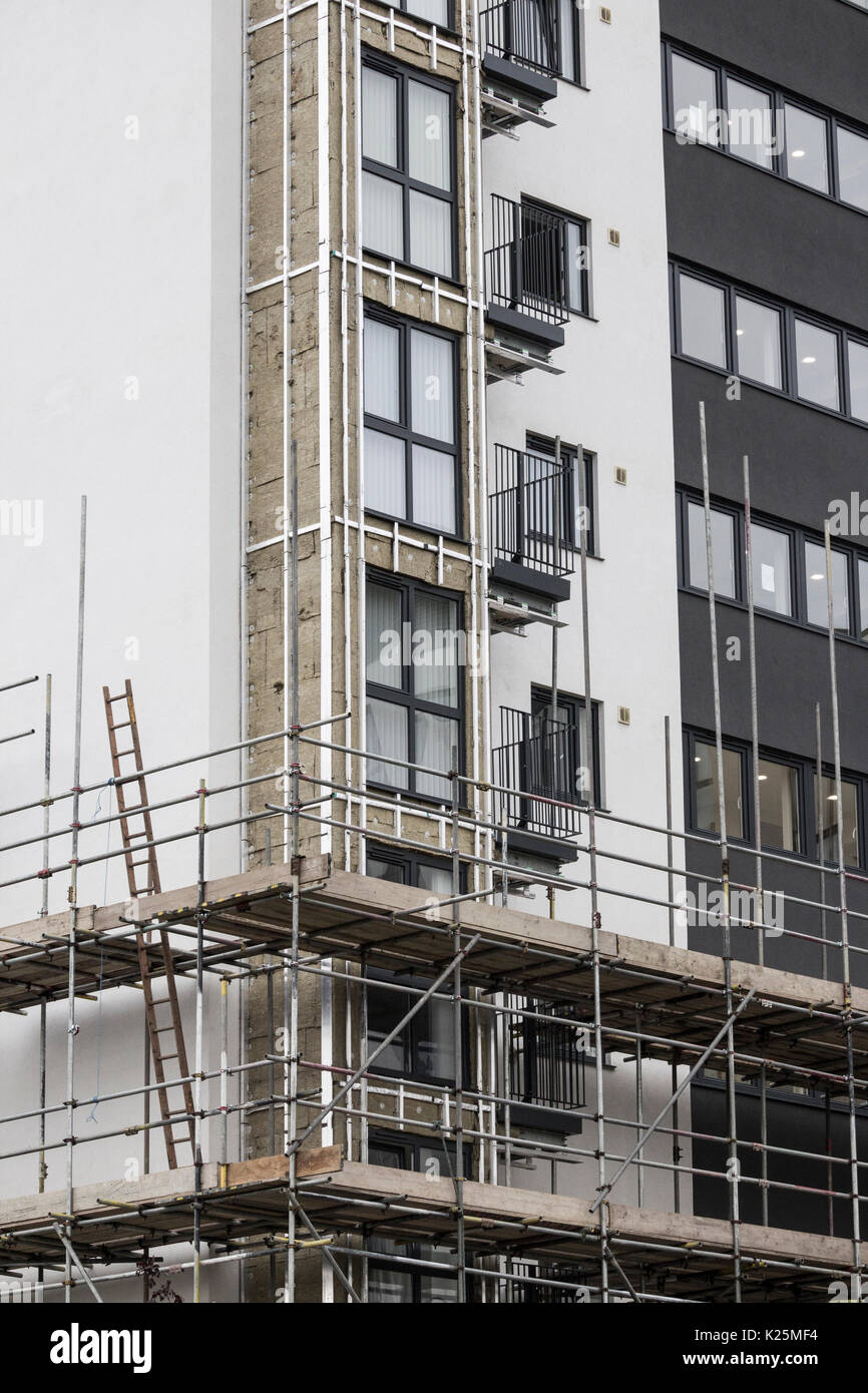 UK: Cladding being removed from tower blocks at Kennedy Gardens in ...
