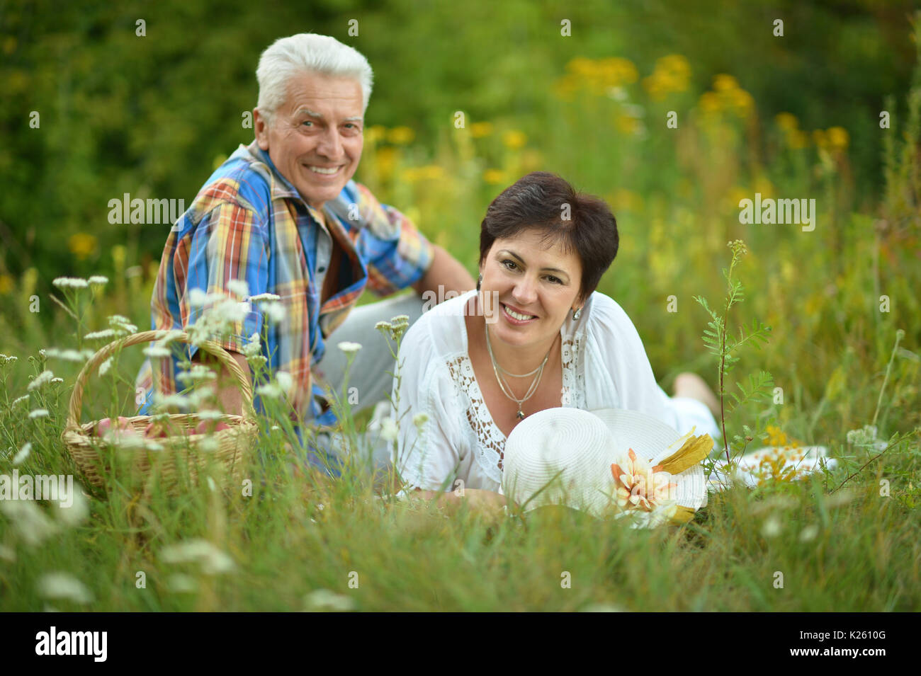 Couple having picnic in park hi-res stock photography and images - Alamy