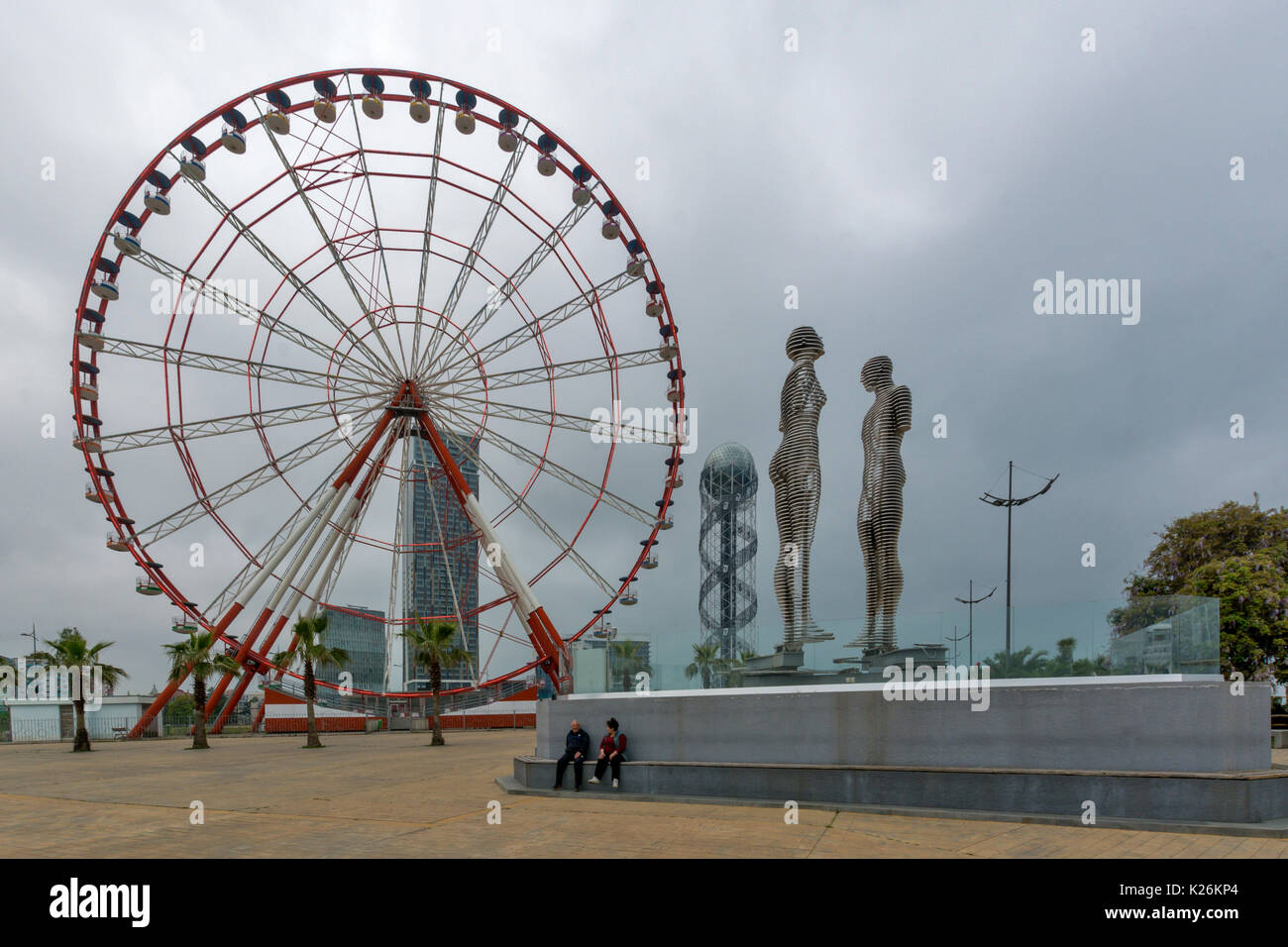 Moving metal statues of Ali and Nino by Tamara Kvesitadze in Batumi
