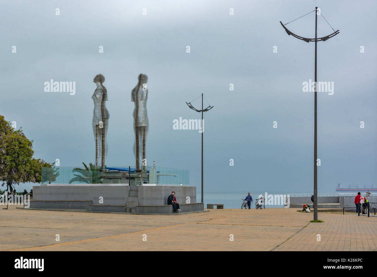 Moving metal statues of Ali and Nino by Tamara Kvesitadze in Batumi