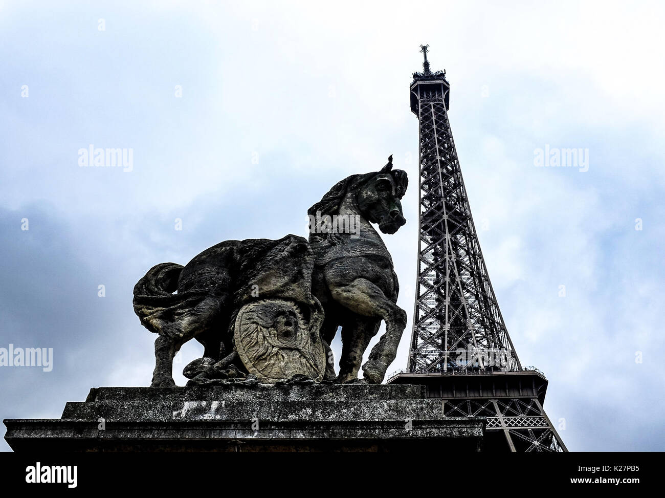 Horse statue and eiffel tower hires stock photography and images Alamy