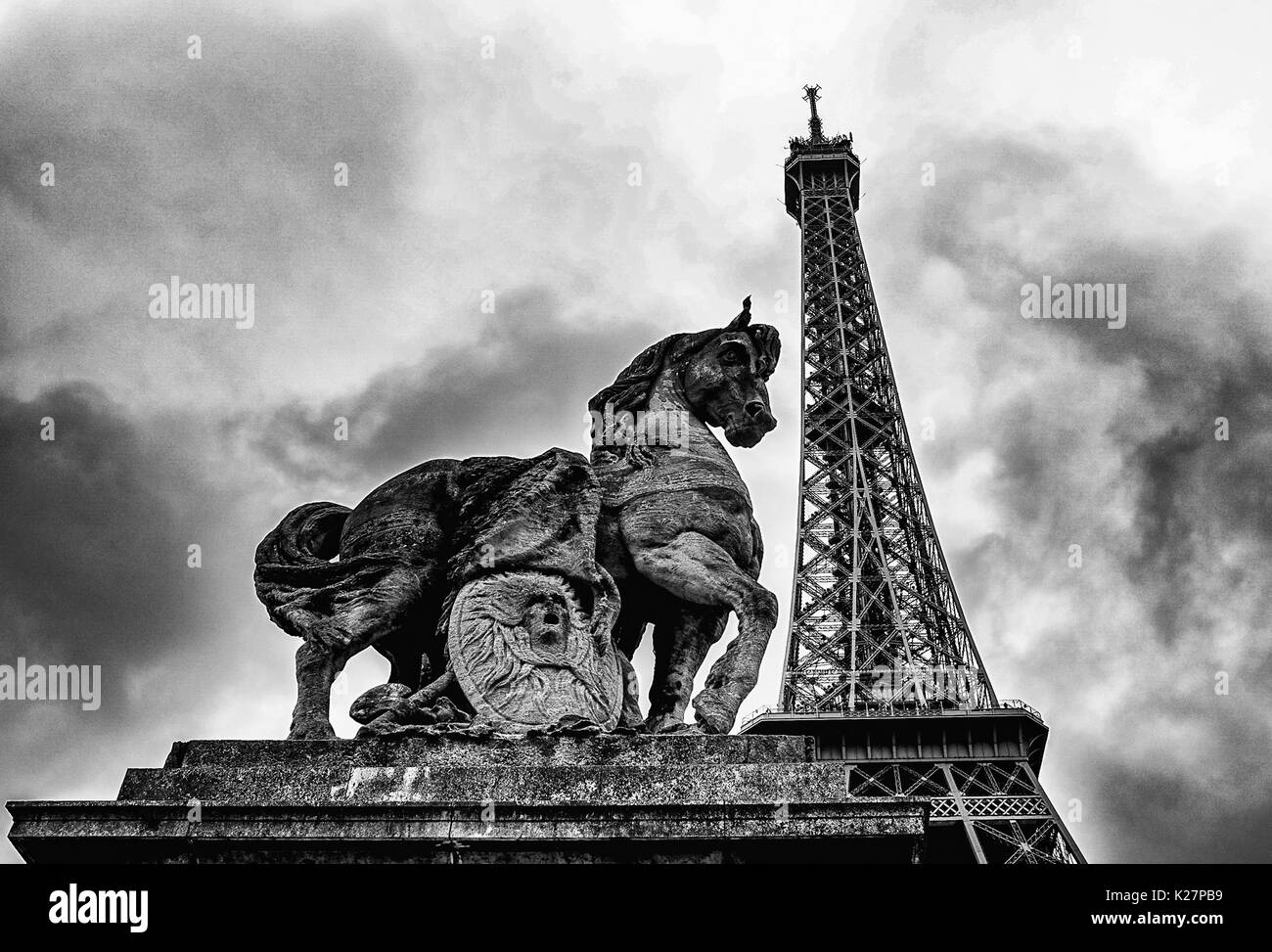 Horse statue and eiffel tower hires stock photography and images Alamy