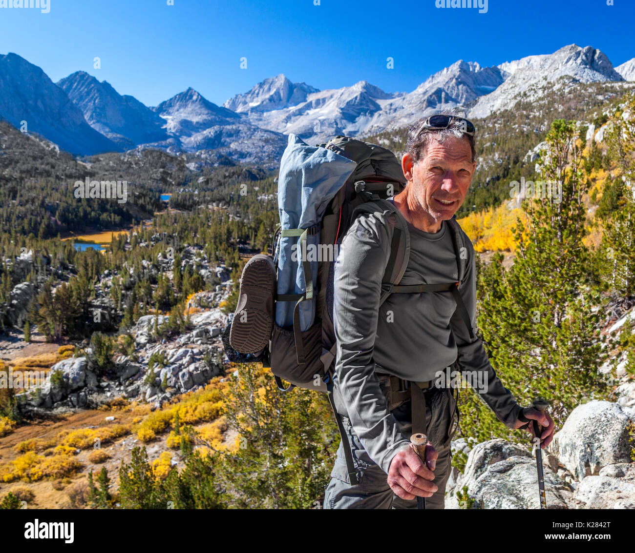 Hiker at overlook by the Mono Pass Trail at Little Lakes Valley in Rock Creek Canyon in autumn Stock Photo