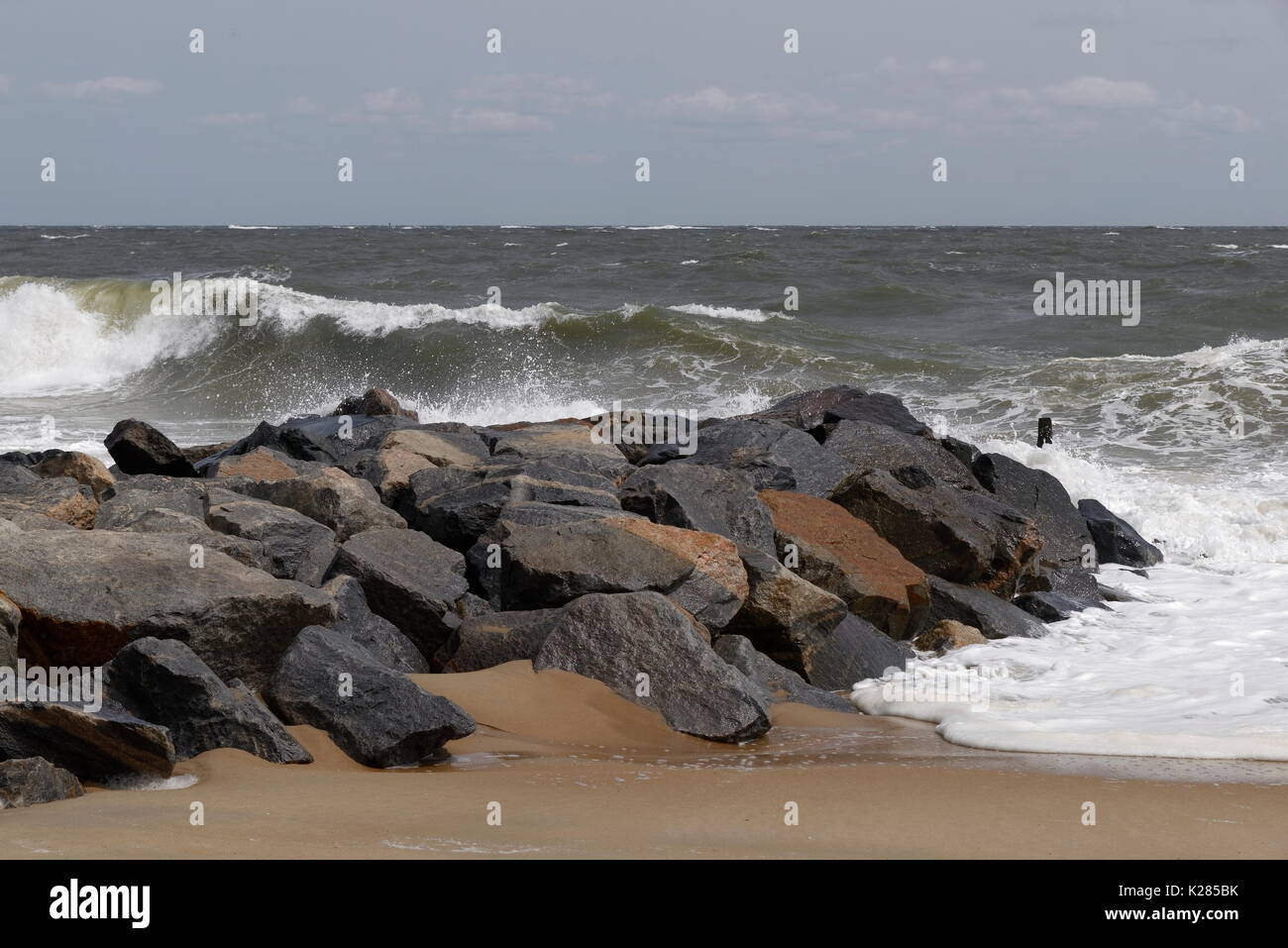 Stone breakwater breaking waves hi-res stock photography and images - Alamy