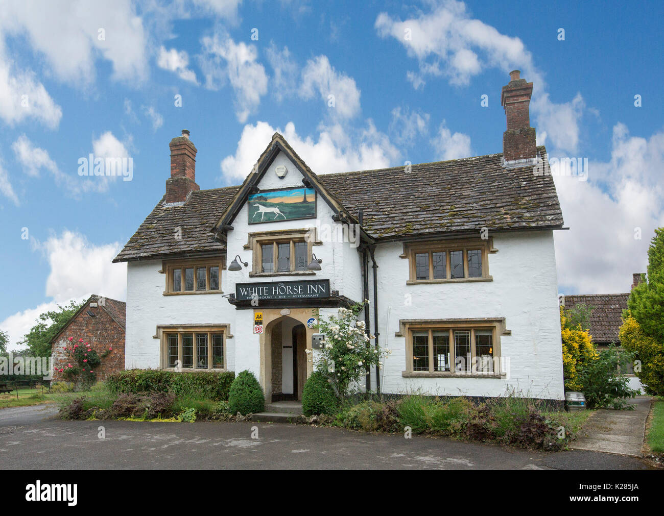 The White Horse Inn, 18th century free house pub and B & B at Compton Bassett, Wiltshire, England Stock Photo