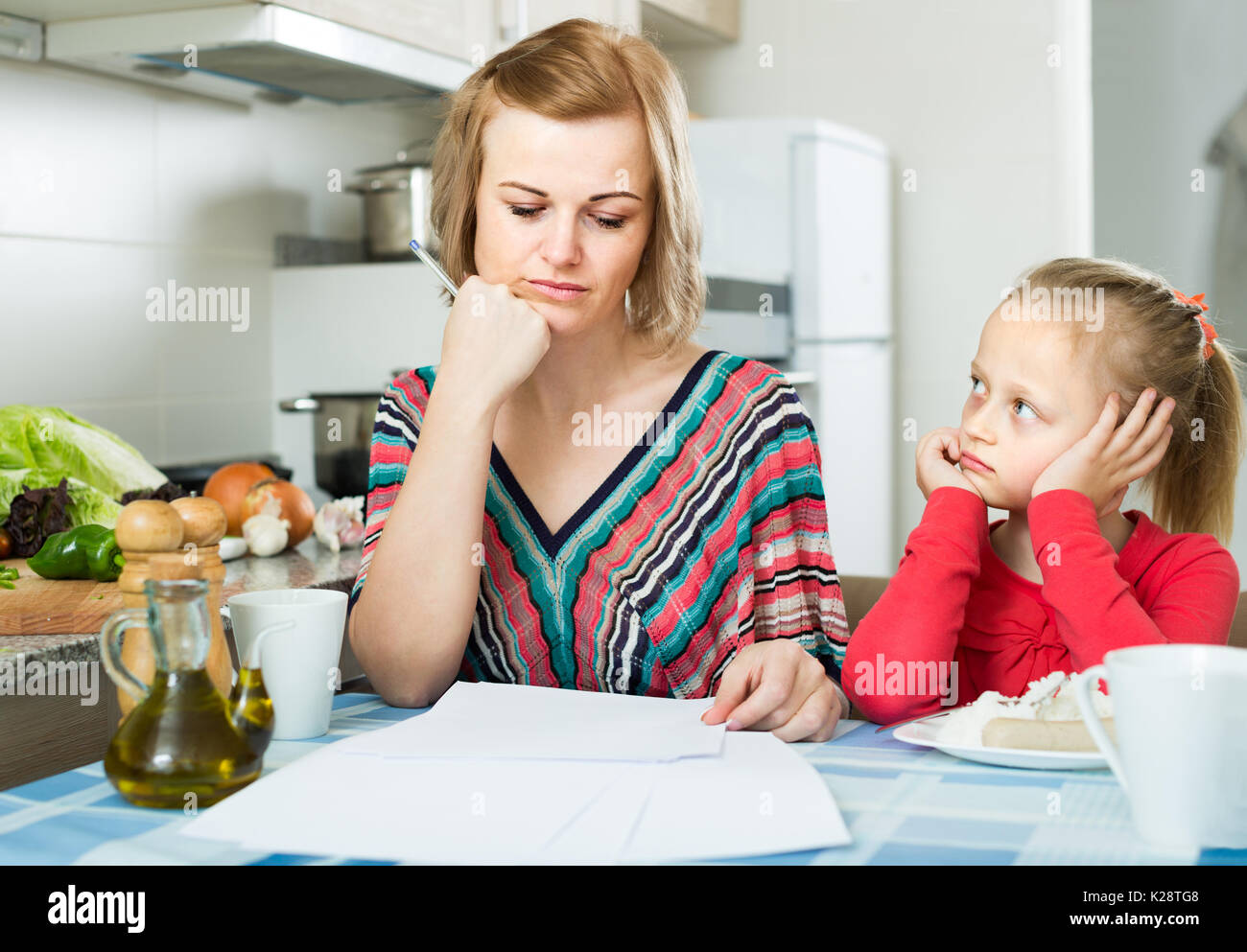 свекровь и невестка. мама рассказывает и показывает. мама просит показать ей. мама просит. утешить ребенка.