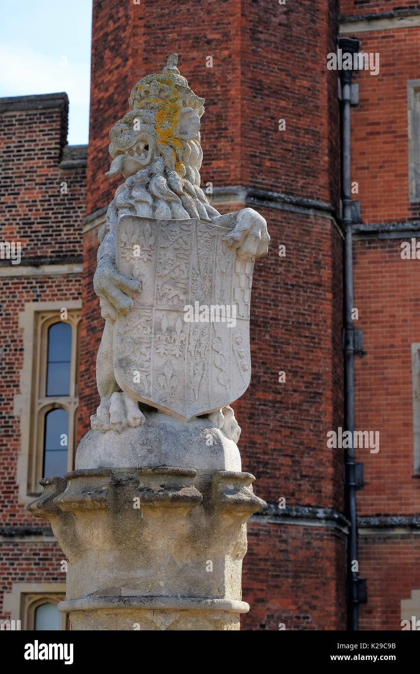 statues at the entrance to palace Stock Photo Alamy