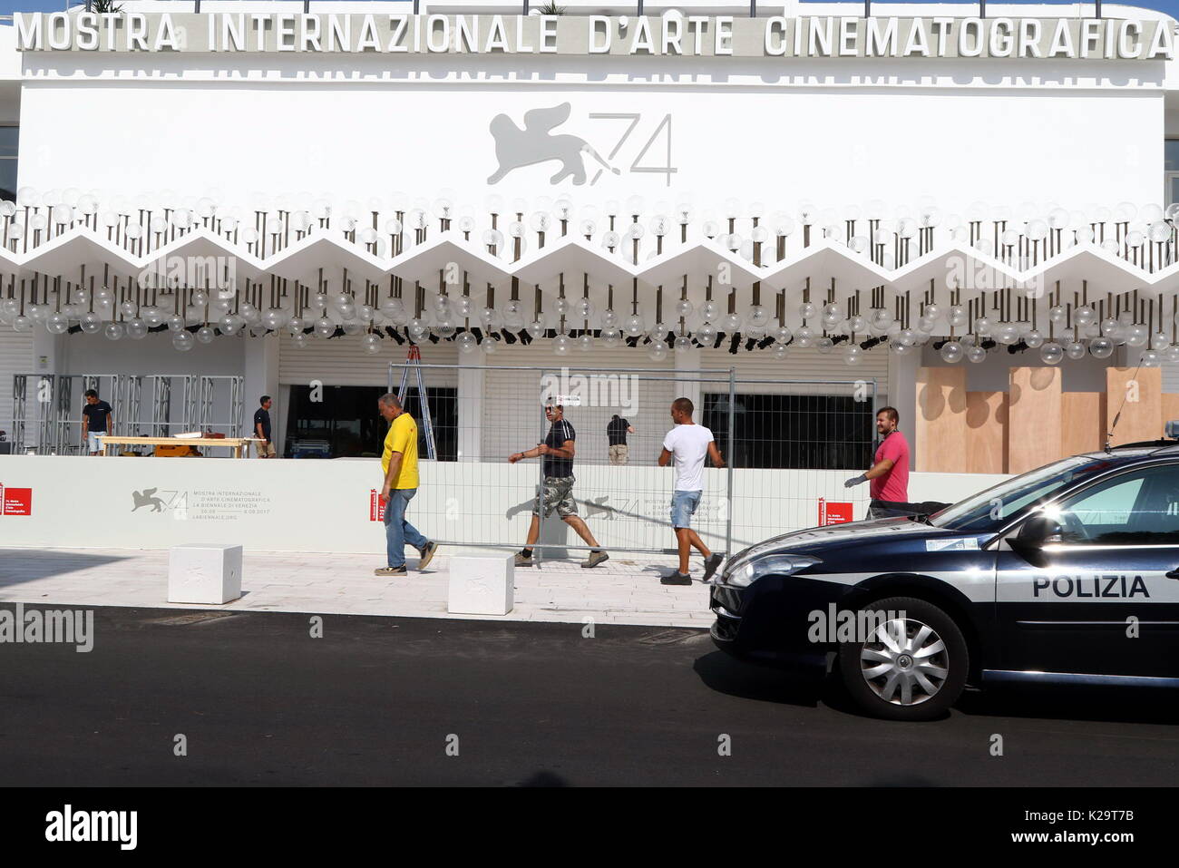 Venice, Italy. 29th August, 2017. Men at work during the 74th Venice International Film Festival in Venice Lido, Italy. 29th Aug, 2017. (will run from August 30th to September 9th) Credit: Andrea Spinelli/Alamy Live News Stock Photo