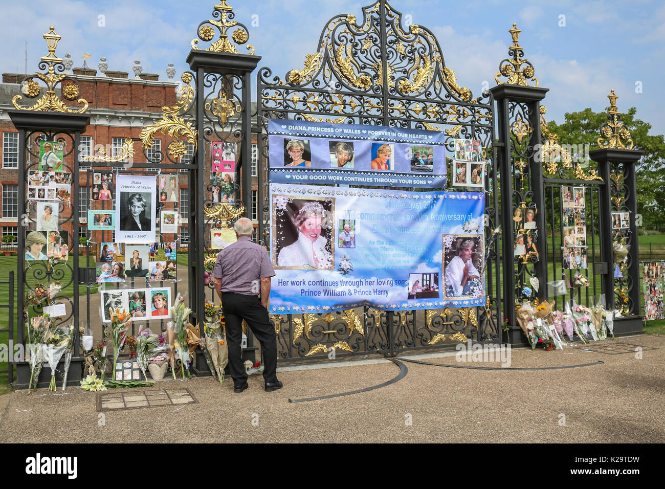 London, UK. 29th Aug, 2017. Members of the public and tourists pay their respect with floral tributes outside Kensington Palace with two days prior to  the 20th anniversary of the death of Diana Princess of Wales who became affectionately known as the People's Princess  was tragically killed in a fatal car accident in Paris on 31st August 1997. Credit: amer ghazzal/Alamy Live News Stock Photo