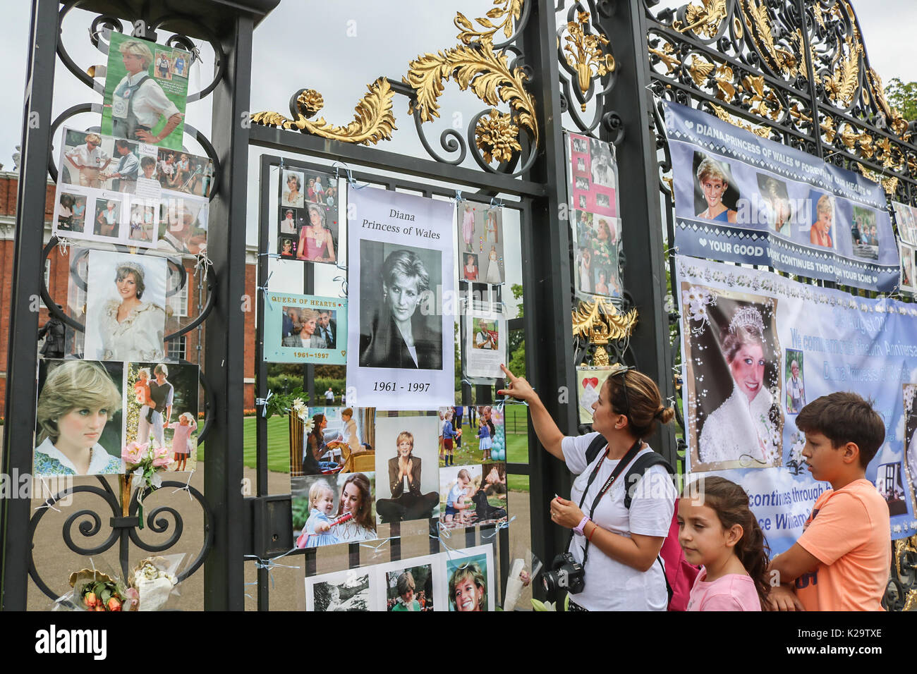 London, UK. 29th Aug, 2017. Members of the public and tourists pay their respect with floral tributes outside Kensington Palace prior to  the 20th anniversary of the death of Diana Princess of Wales who became affectionately known as the People's Princess  was tragically killed in a fatal car accident in Paris on 31st August 1997. Credit: amer ghazzal/Alamy Live News Stock Photo