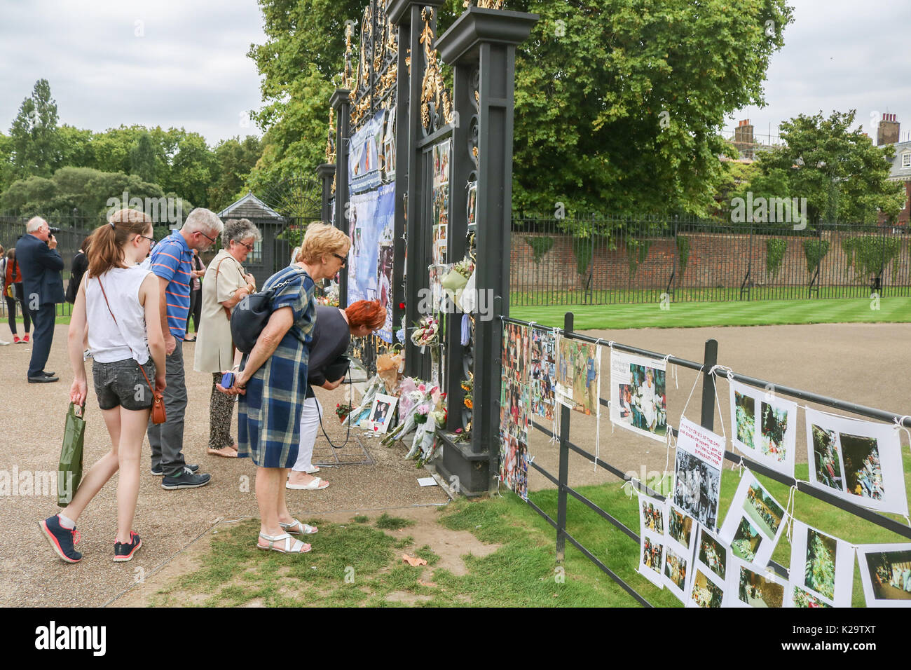 London, UK. 29th Aug, 2017. Members of the public and tourists pay their respect with floral tributes outside Kensington Palace prior to  the 20th anniversary of the death of Diana Princess of Wales who became affectionately known as the People's Princess  was tragically killed in a fatal car accident in Paris on 31st August 1997. Credit: amer ghazzal/Alamy Live News Stock Photo