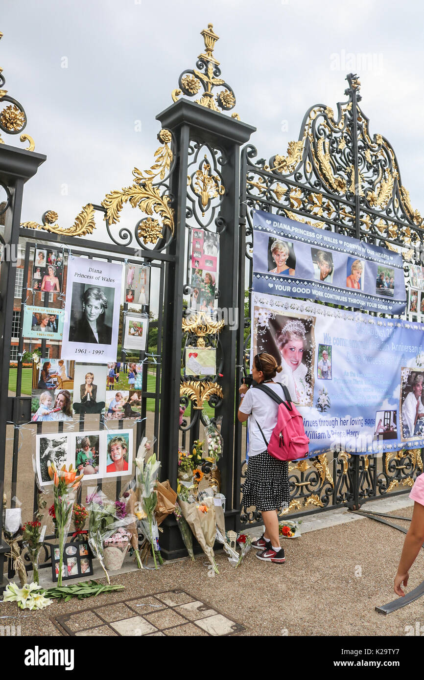 London, UK. 29th Aug, 2017. Members of the public and tourists pay their respect with floral tributes outside Kensington Palace prior to  the 20th anniversary of the death of Diana Princess of Wales who became affectionately known as the People's Princess  was tragically killed in a fatal car accident in Paris on 31st August 1997. Credit: amer ghazzal/Alamy Live News Stock Photo