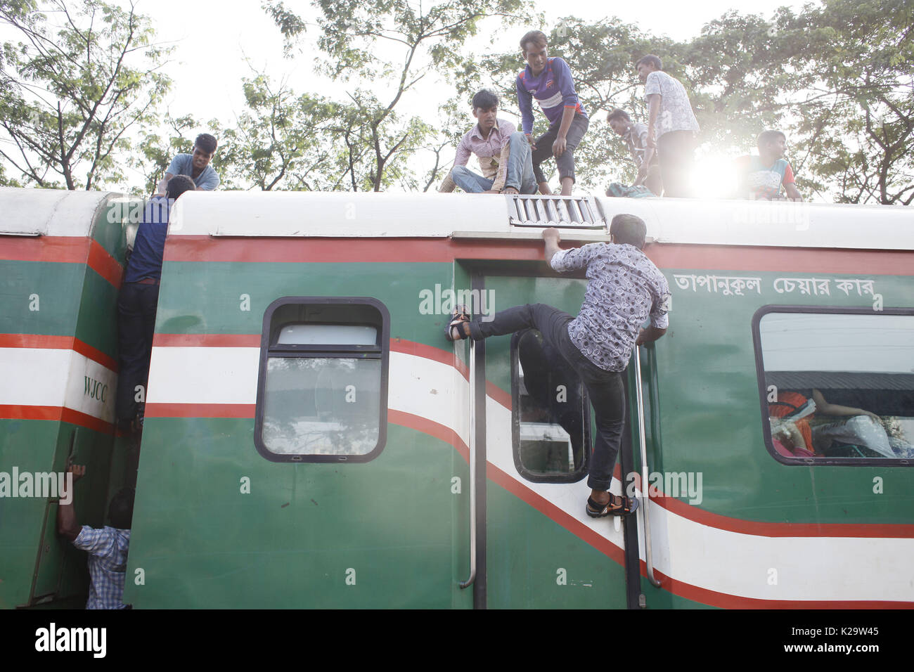 Overcrowded Train Bangladesh Stock Photos & Overcrowded 