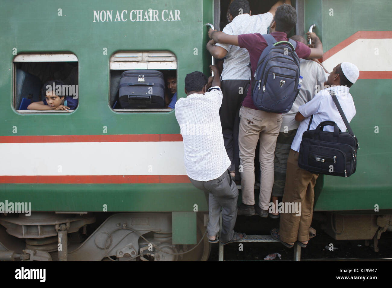 Overcrowded Train Bangladesh Stock Photos & Overcrowded 