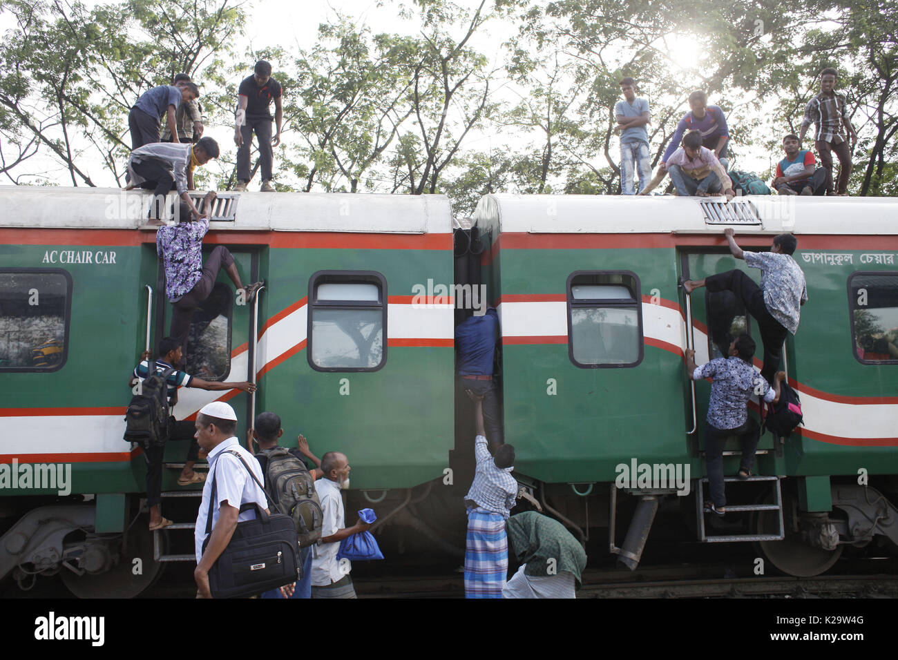 Overcrowded Train Bangladesh Stock Photos & Overcrowded 