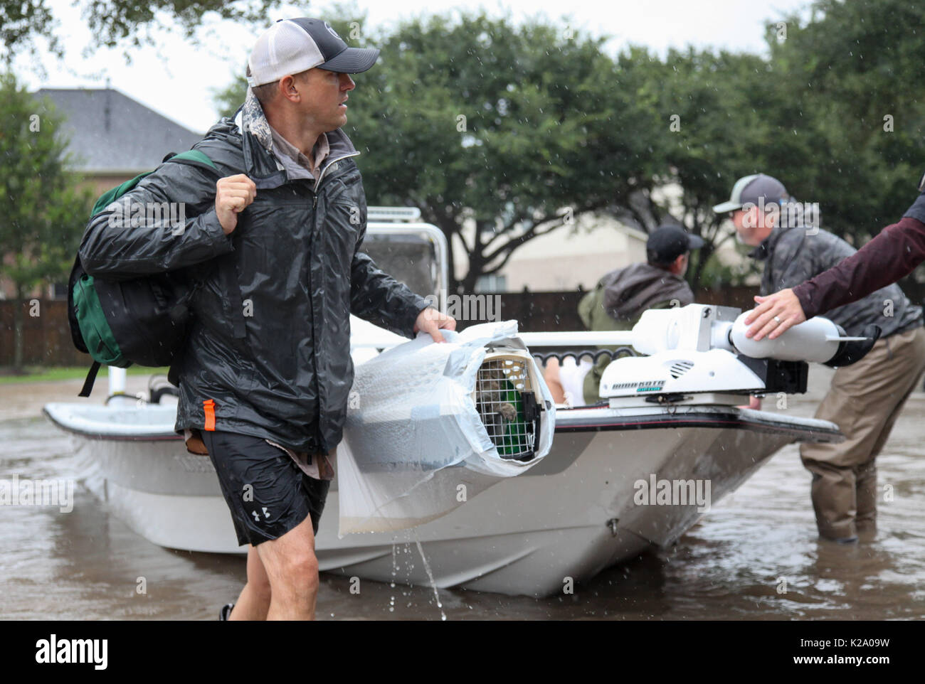 Houston, Texas, USA. 29th August, 2017. A volunteer worker helps carry a cat carrier and bags for residents who evacuated from Katy's Grand Lakes after Hurricane Harvey in Houston, TX. Credit: Cal Sport Media/Alamy Live News Stock Photo