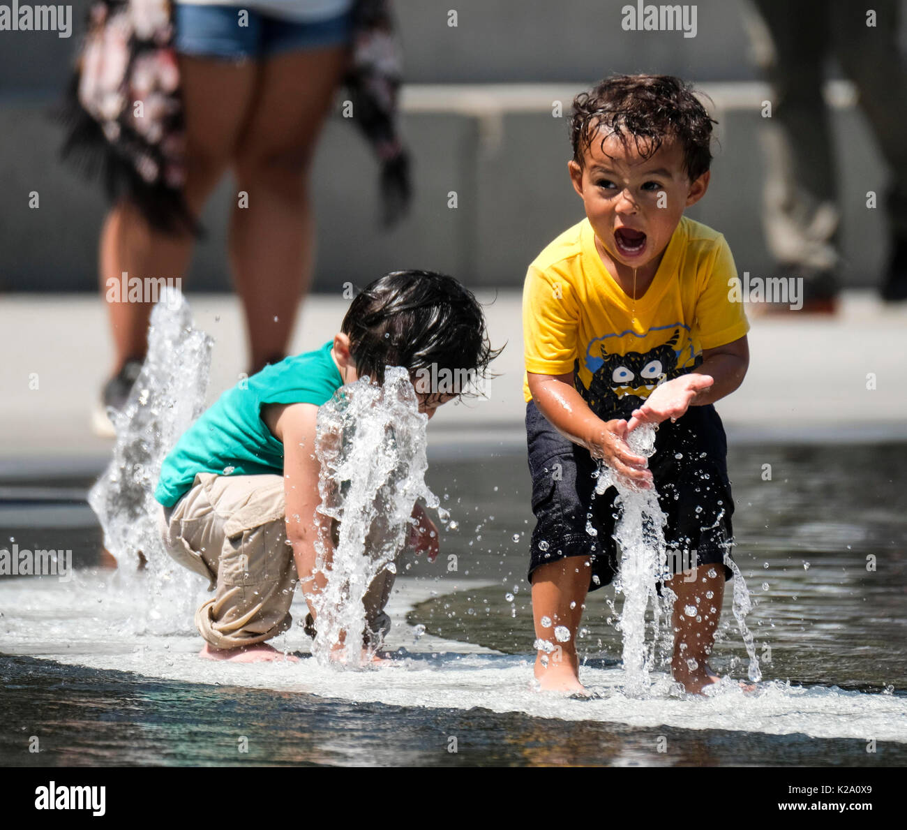 Los Angeles, USA. 29th Aug, 2017. Children play with water at the Grand Park fountain on Aug. 29, 2017 in Los Angeles, the United States. A heat wave hit south California on Tuesday, raising the highest temperature to more than 37 degrees Celsius in many areas. Credit: Zhao Hanrong/Xinhua/Alamy Live News Stock Photo