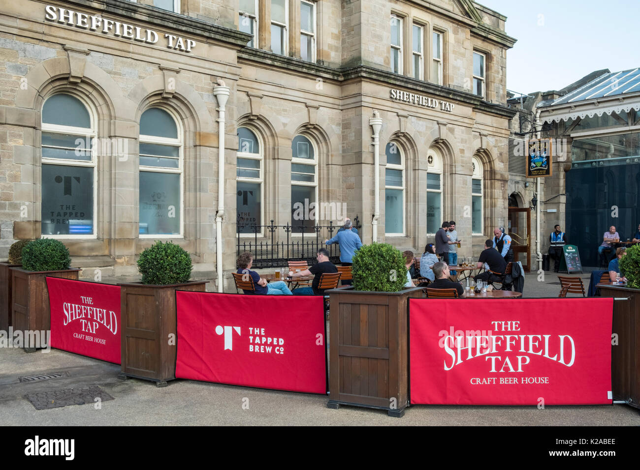 People drinking outside at a pub. The Sheffield Tap, Sheffield, Yorkshire, England, UK Stock Photo
