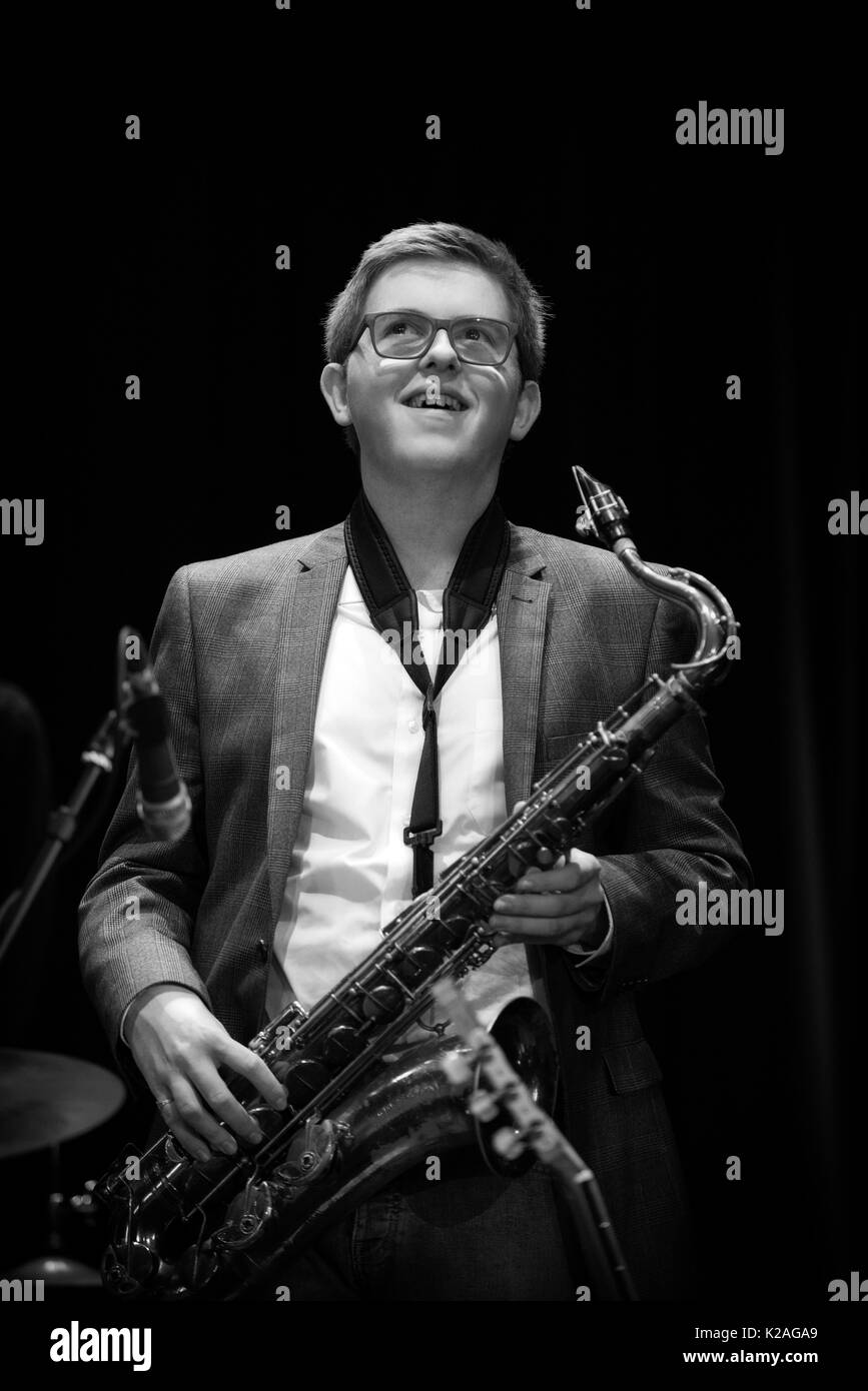 Dan Newberry on tenor sax accepts applause, Brecon Jazz Festival 2017 Stock Photo