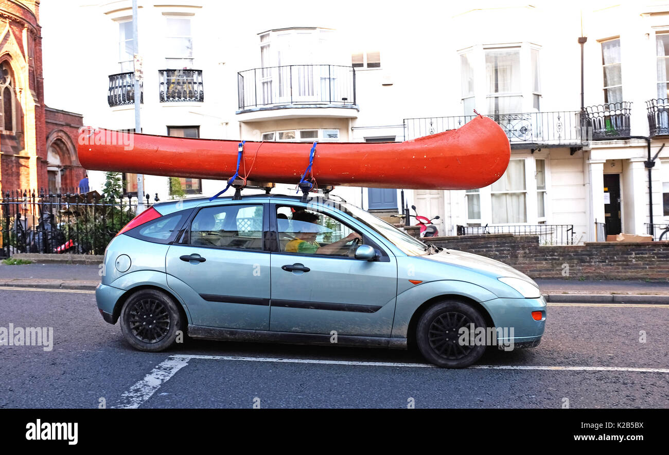 Brighton seafront summer views in August 2017 - Car with a canoe on roof Stock Photo
