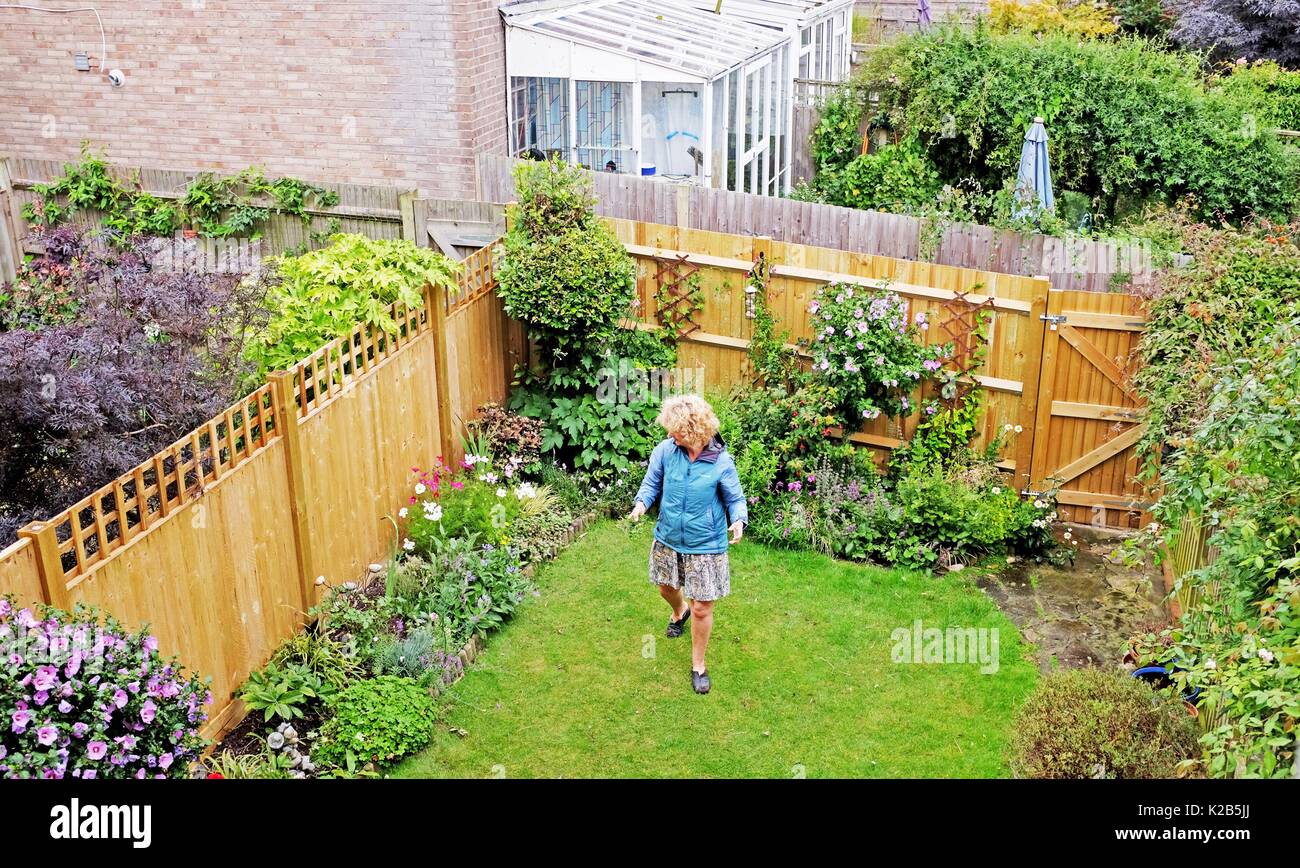Garden british fence grass hi-res stock photography and images - Alamy