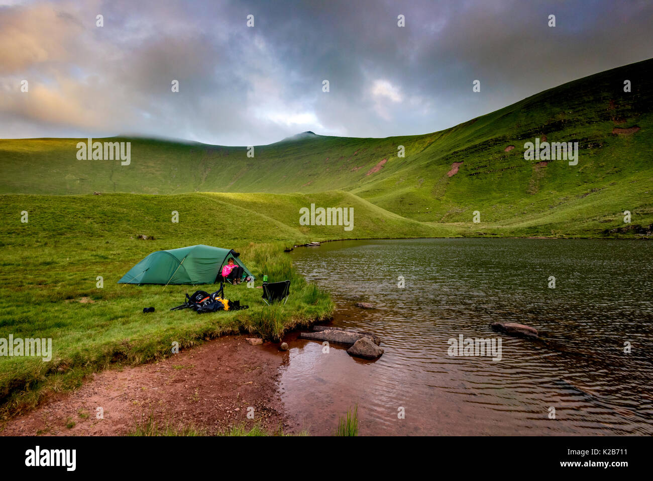 Wild camping at Llyn Cwm Llwch below Pen y Fan in the Brecon Beacons Stock Photo