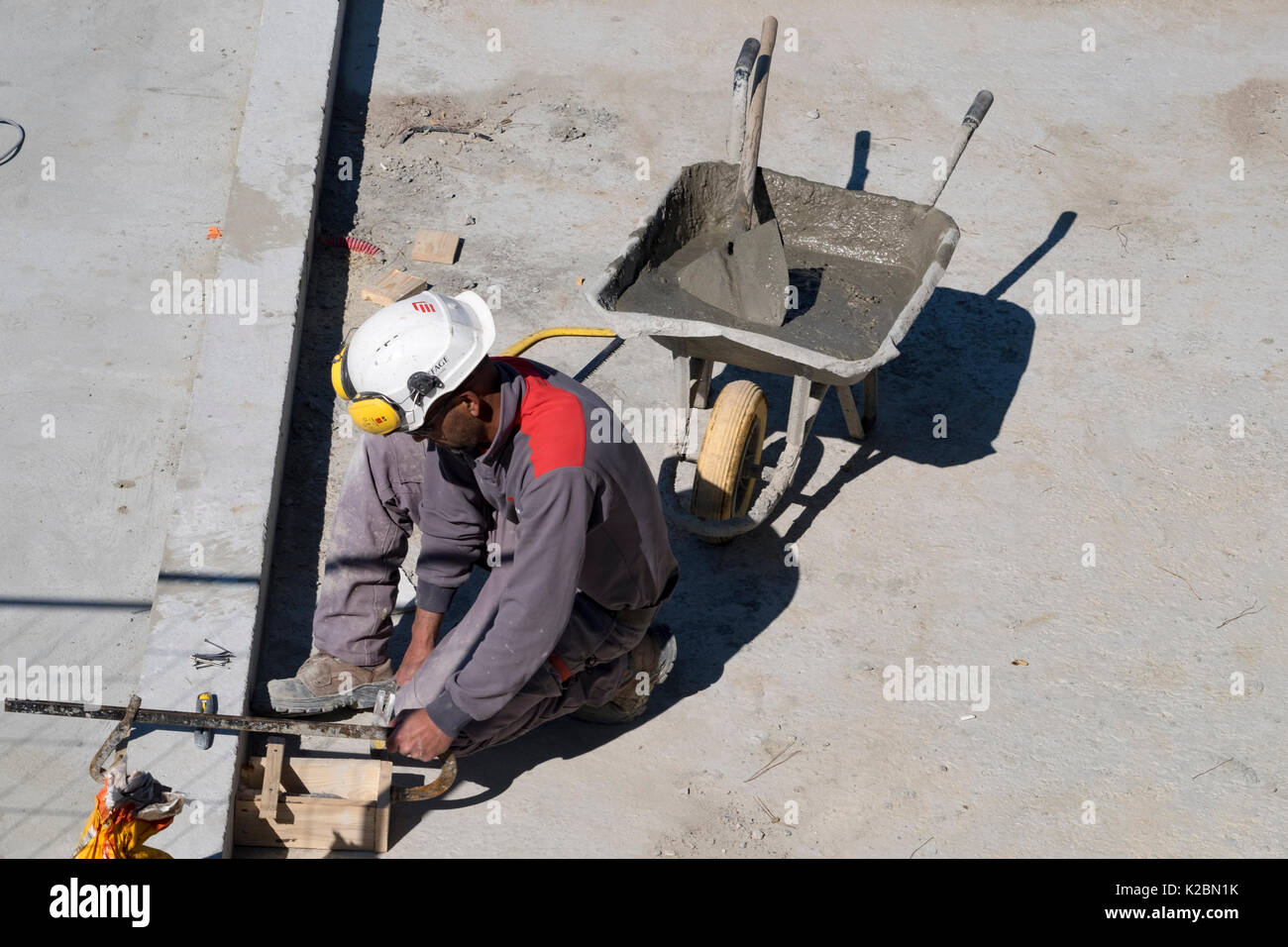 Construction laborer works on the details of building an in ground swimming pool Stock Photo Alamy