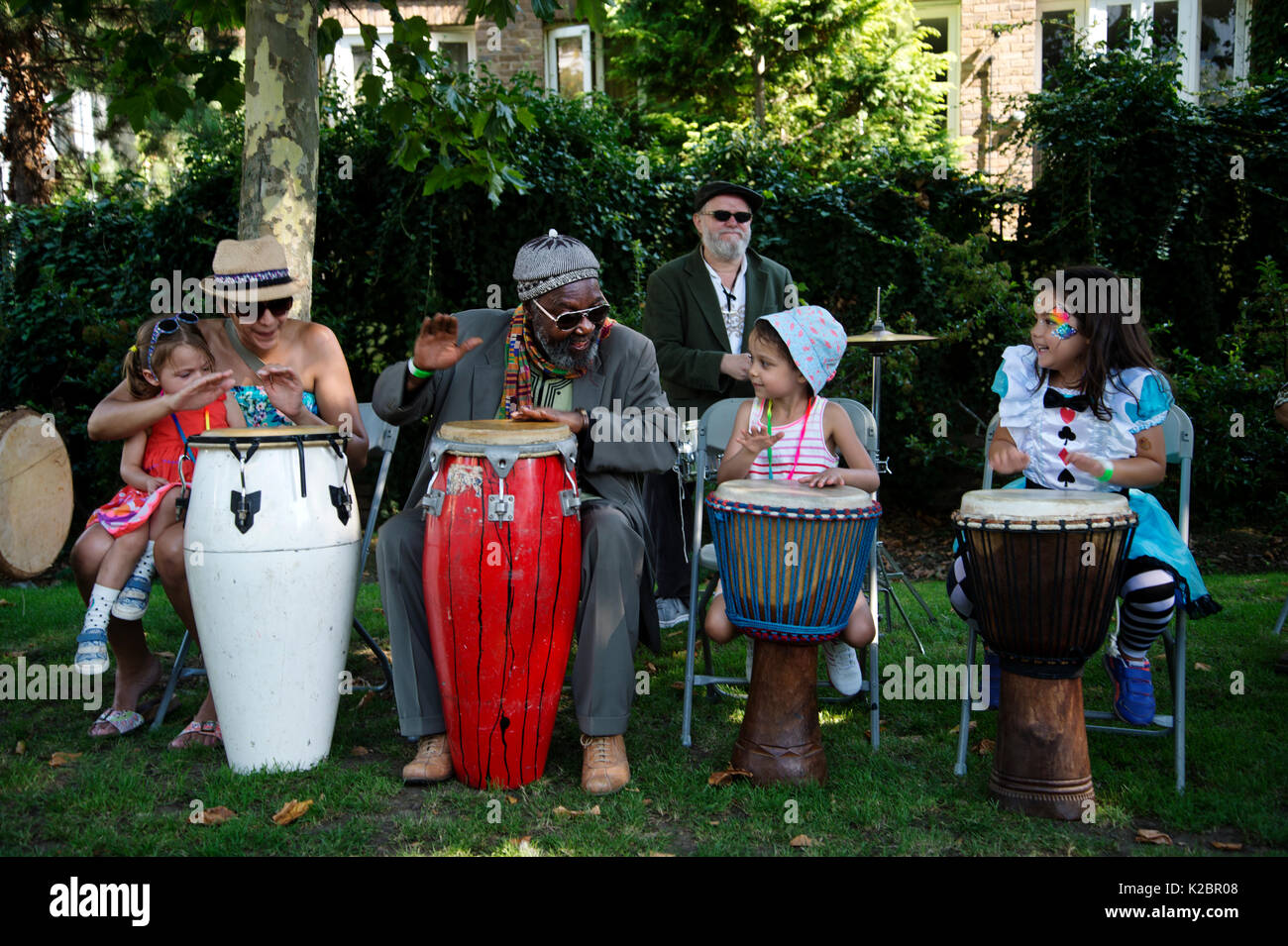 African children playing drum hi-res stock photography and images - Alamy
