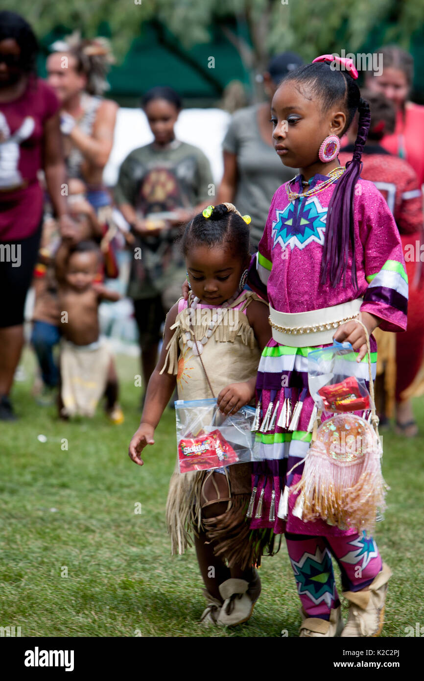 Powwow native american hires stock photography and images Alamy