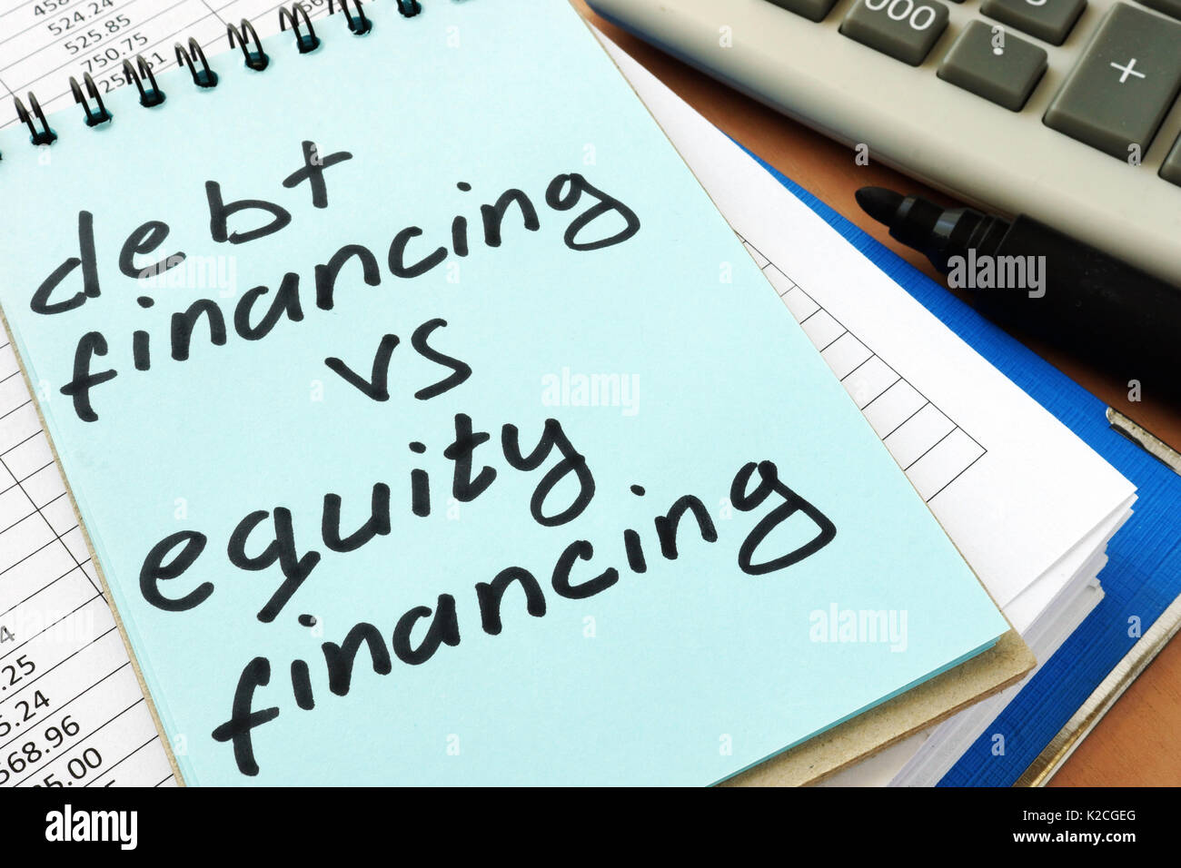 Note with sign debt financing vs equity financing. Stock Photo
