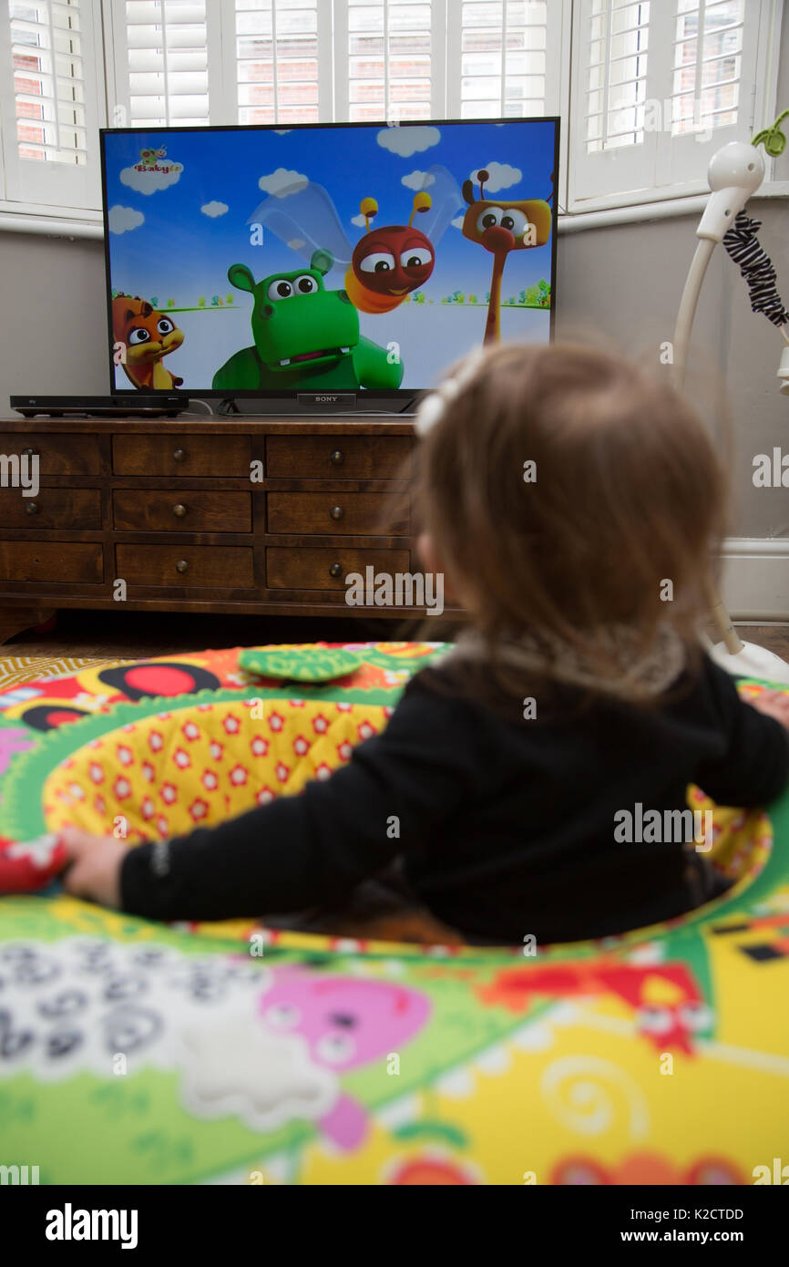 Baby watching tv hires stock photography and images Alamy