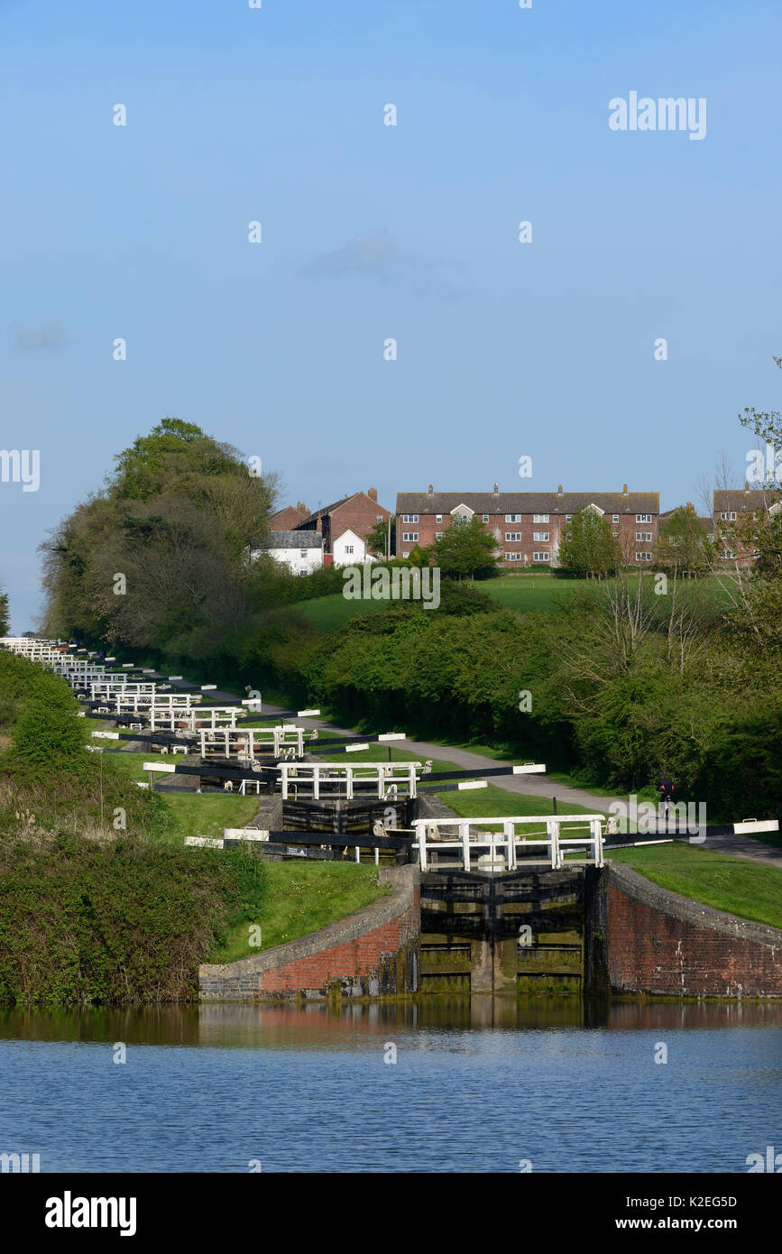 Flight of 16 locks up a steep hill on the Kennet and Avon canal, Caen Hill, Devizes, Wiltshire, UK, April 2014. Stock Photo