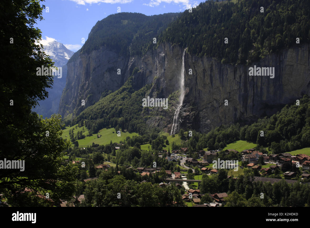Small waterfall wallpaper hi-res stock photography and images - Alamy