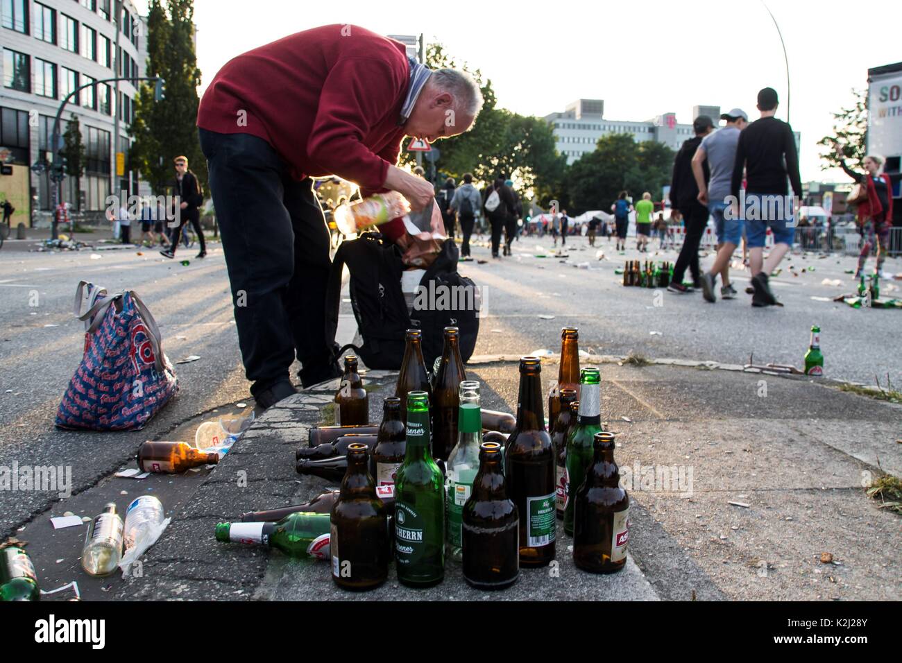 St. Pauli/Hamburg - Germany July 8, 2017: After the last protest ended, people & police gathered near Sternchanze waiting  for new roits. Stock Photo