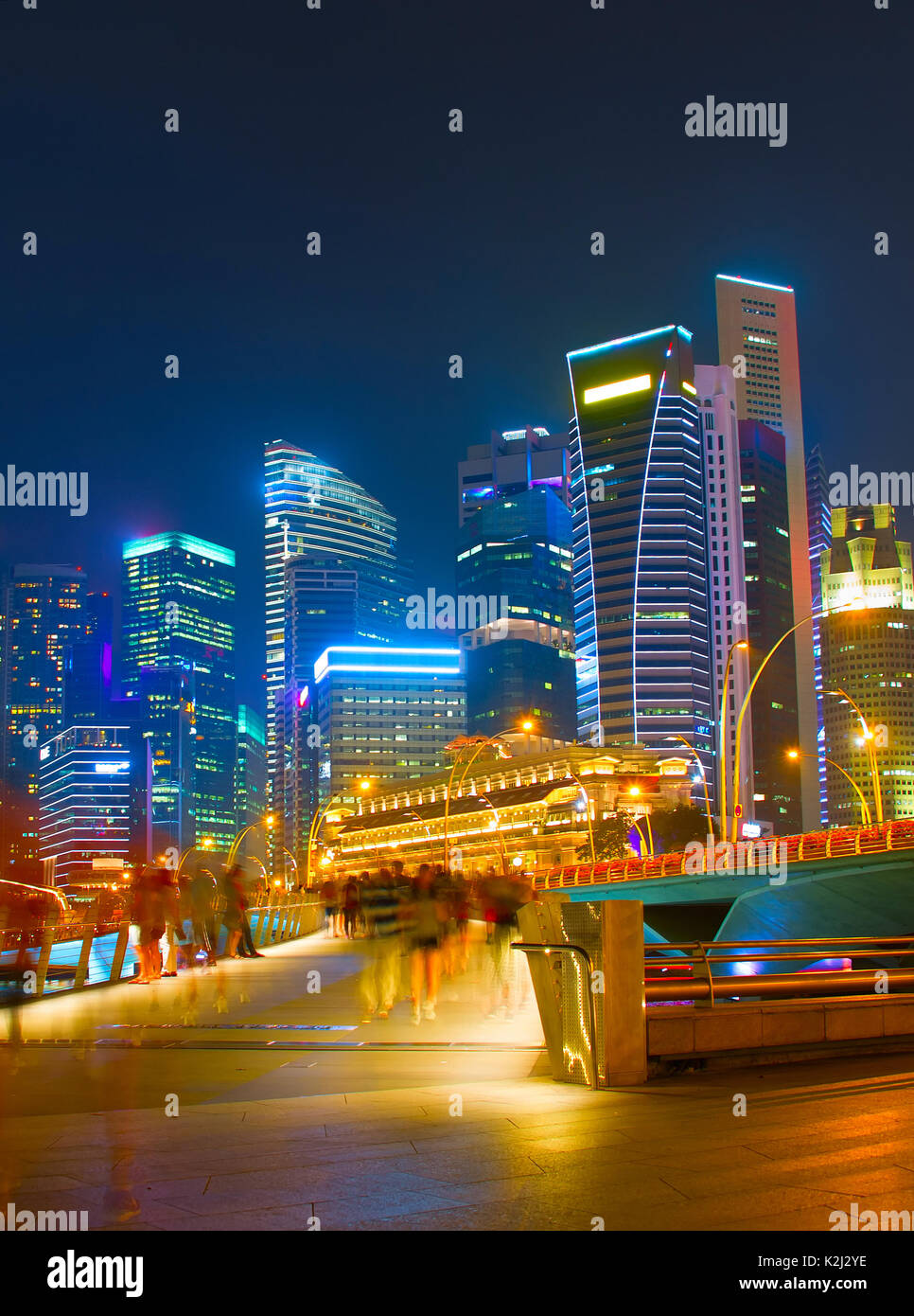 Singapore city center pedestrian bridge hi-res stock photography and ...
