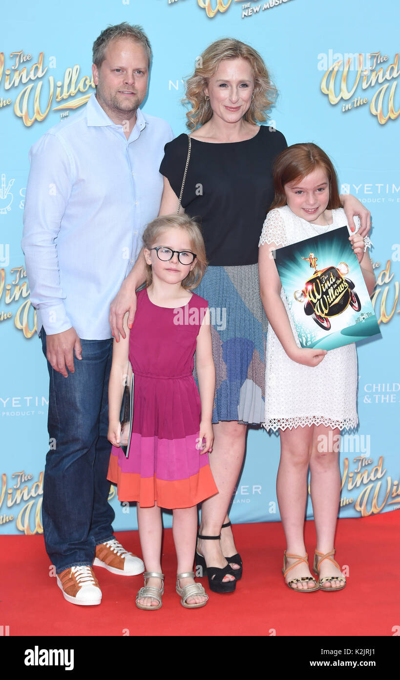 Photo Must Be Credited ©Alpha Press 079965 29/09/2017 Nicola Stephenson with husband Paul Stephenson and daughters Esme Rose and Iris at The Wind in the Willows Gala Performance at the London Palladium. Stock Photo