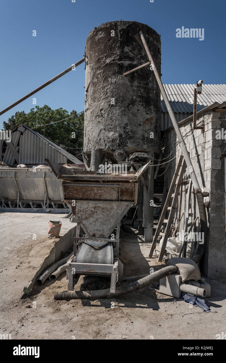 Equipment for the production of cement blocks Stock Photo - Alamy