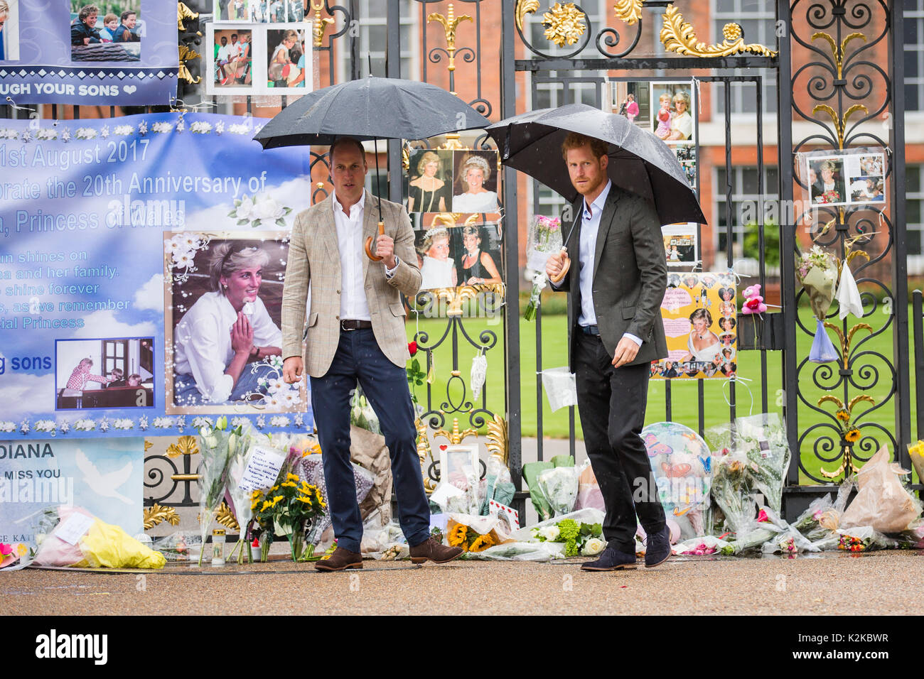 London, UK. 30th Aug, 2017. TRH Princes William and Harry paid tribute to their mother, Princess Diana, on the eve of the 20th anniversary of her death by viewing the floral tributes left at the gates of her former home, Kensington Palace. Wednesday 30th August 2017 Credit: amanda rose/Alamy Live News Stock Photo