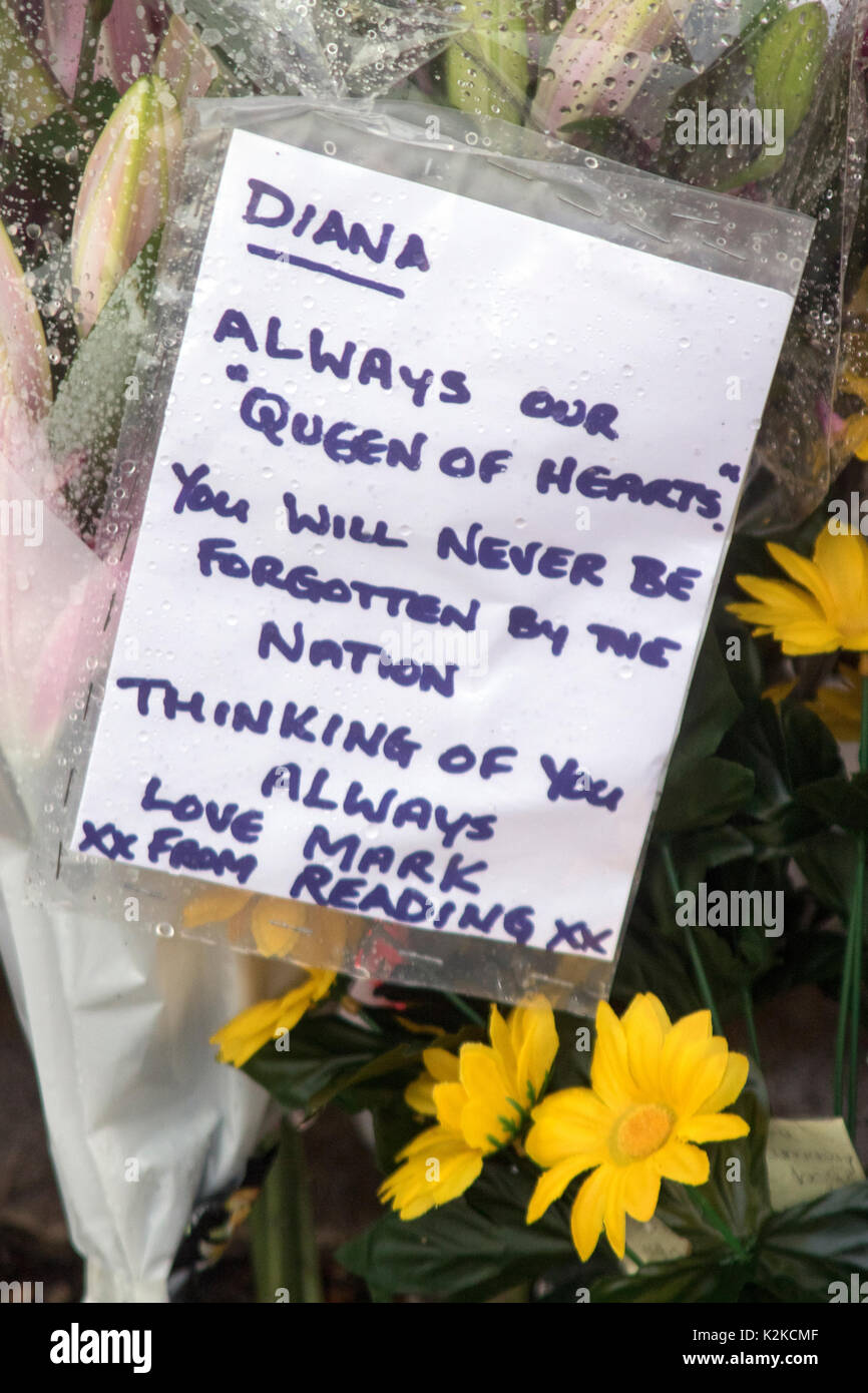 London, England, UK. 30th August, 2017. Floral tributes and messages are laid by well-wishers at the gates of Kensington Palace, on the eve of the 20th anniversary of the death of Diana, Princess of Wales in a tragic car accident in Paris, France, on 31st August, 1997. Earlier on in the day, Prince Harry, and the Duke and Duchess of Cambridge, visited The White Garden together, which has been planted with flowers and foliage inspired by memories of Diana's life, image and style. Iain McGuinness / Alamy Live News Stock Photo