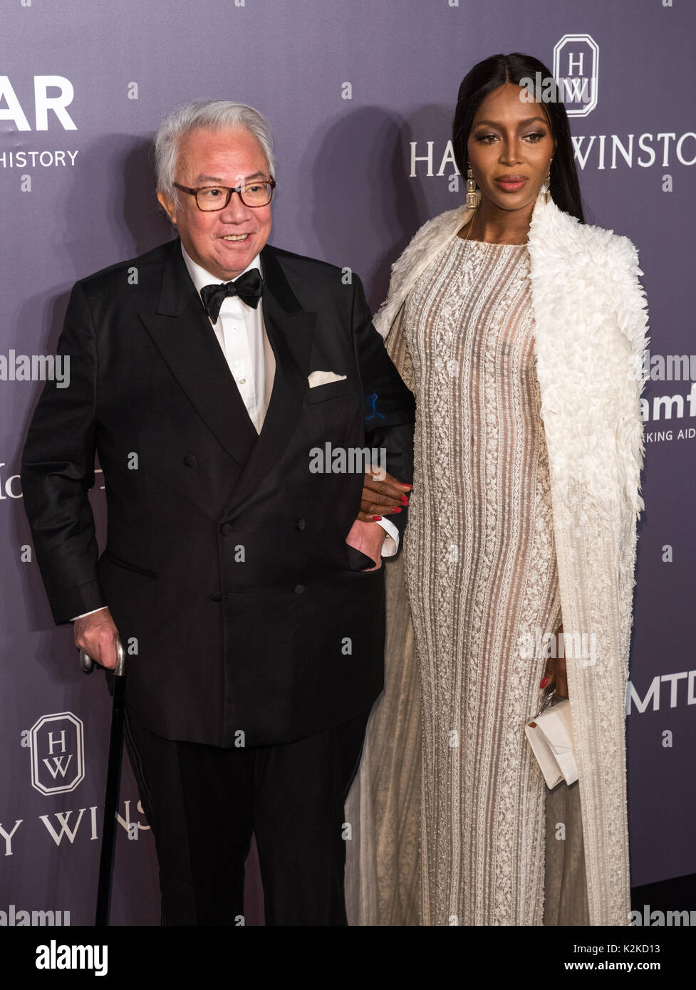 FILE IMAGE: HONG KONG,HONG KONG SAR,CHINA. 25th March 2017. Sir David Tang, Hong Kong-born socialite, entrepreneur, philanthropist and impresario, dies of cancer in London at the age of 63. Sir David Tang (L) and friend British model Naomi Campbell  (R) at the 2017 amfAR gala charity  dinner.  © Jayne Russell/Alamy Live News Stock Photo