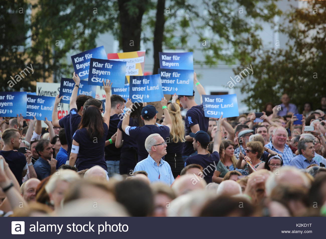 Erlangen, Germany. 30th Aug, 2017. A crowd of CSU supporters raise their placards in support of Angela Merkel at an event in Erlangen. Credit: reallifephotos/Alamy Live News Stock Photo