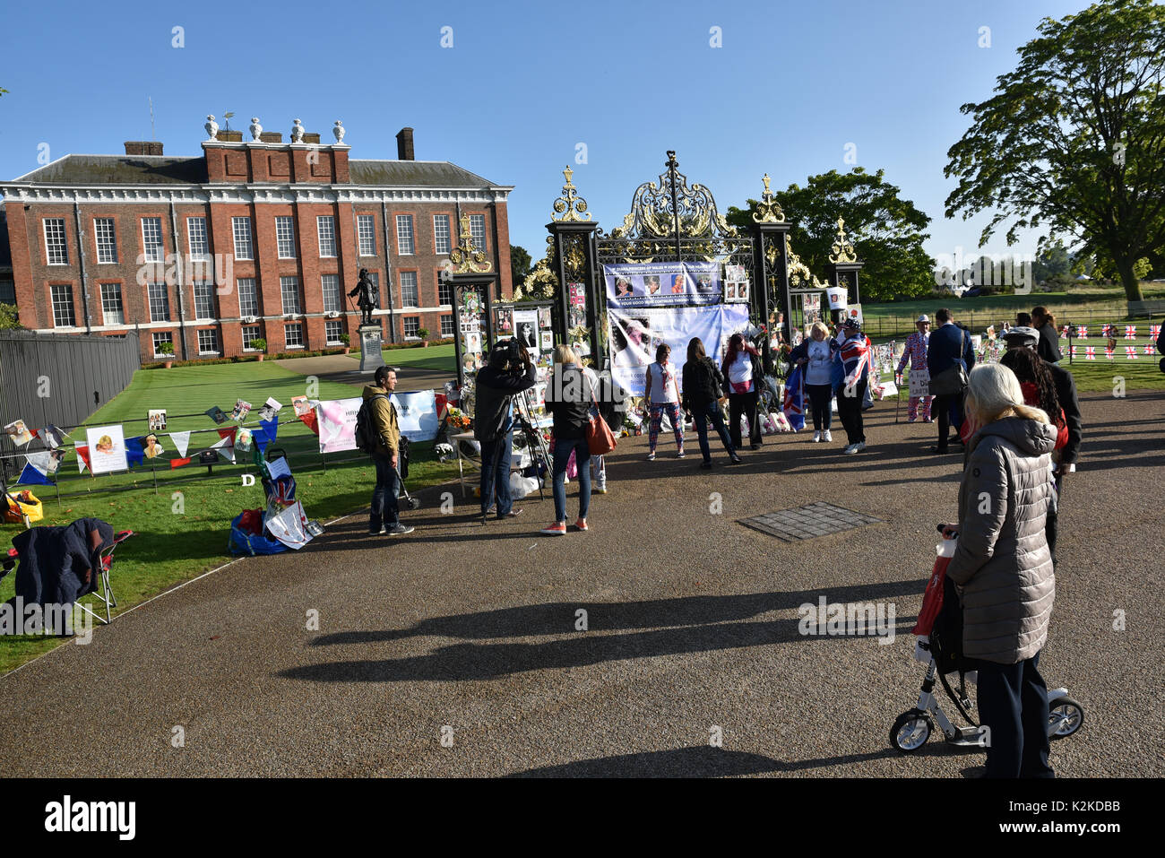 Kensington Palace, London, UK. 31st Aug, 2017. Tributes cards flowers  are laid outside Kensington Palace for the 20th anniversary of the death of Princess Diana. Credit: Matthew Chattle/Alamy Live News Stock Photo